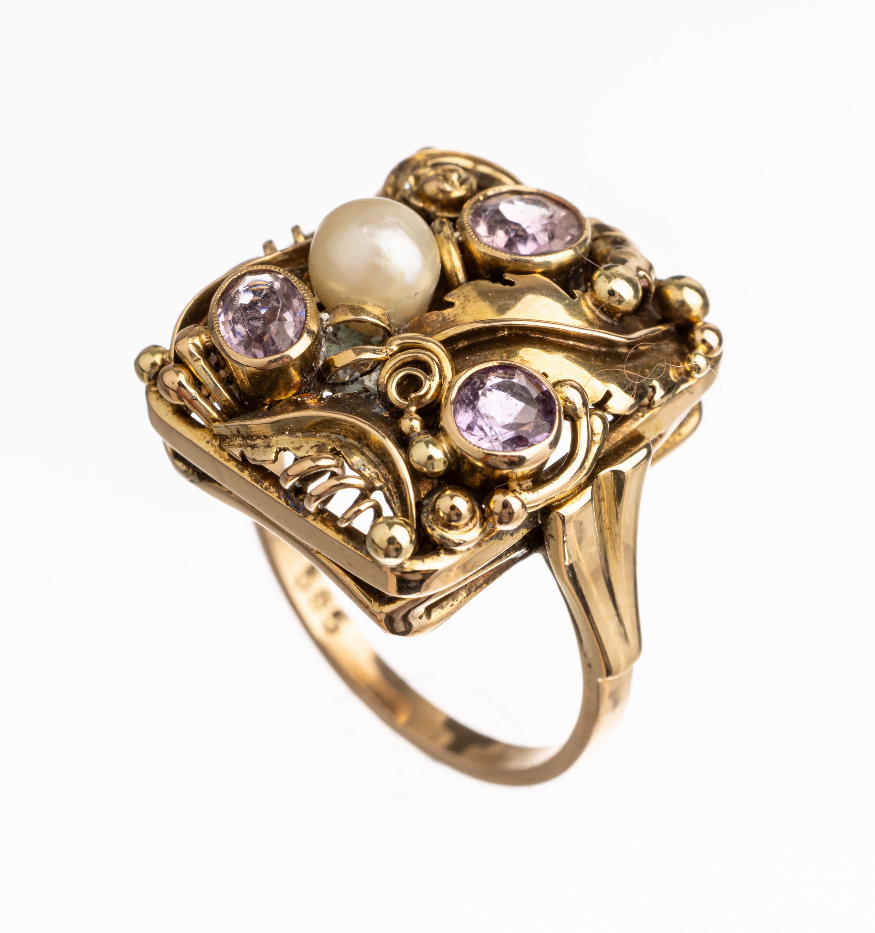 14 kt Gold Amethyst-Ring, 1930/40er Jahre, GG 585/000, florale Gestaltung, Blattdekor, Rosendekor, Granulatverz., rund- u. ovalfacett. Amethyste ...