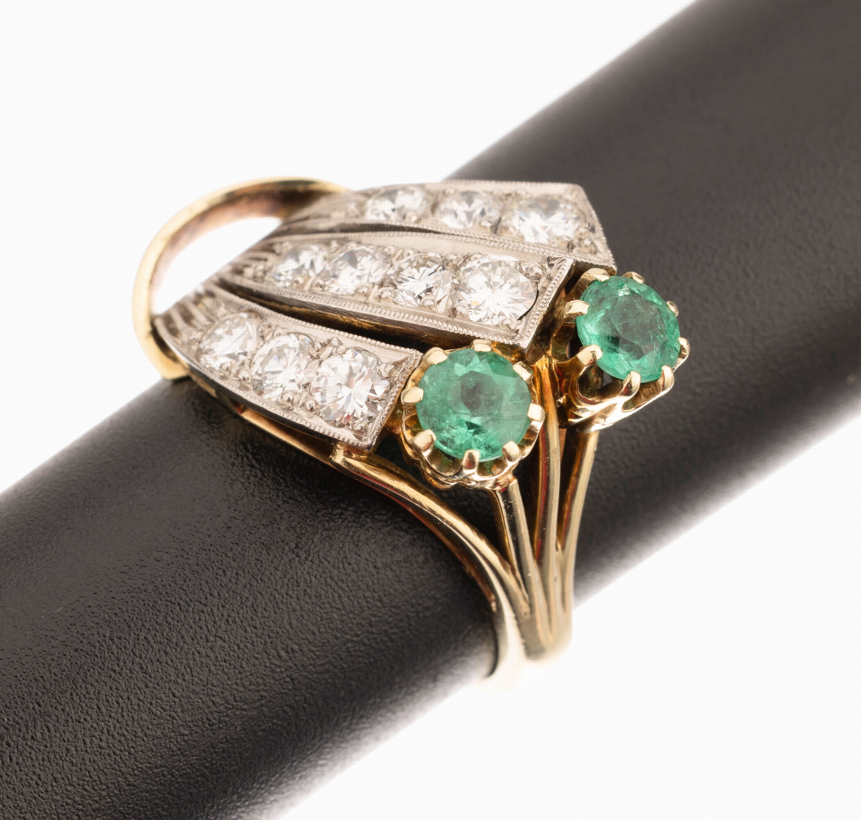 14 kt Gold Smaragd-Brillant-Ring, GG/WG 585/000, asymm. Schiene, bes. mit 10 in WG gefassten Brillanten zus. ca. 1.0 ct Weiss/si -p 1, 2 rundfacett. ...