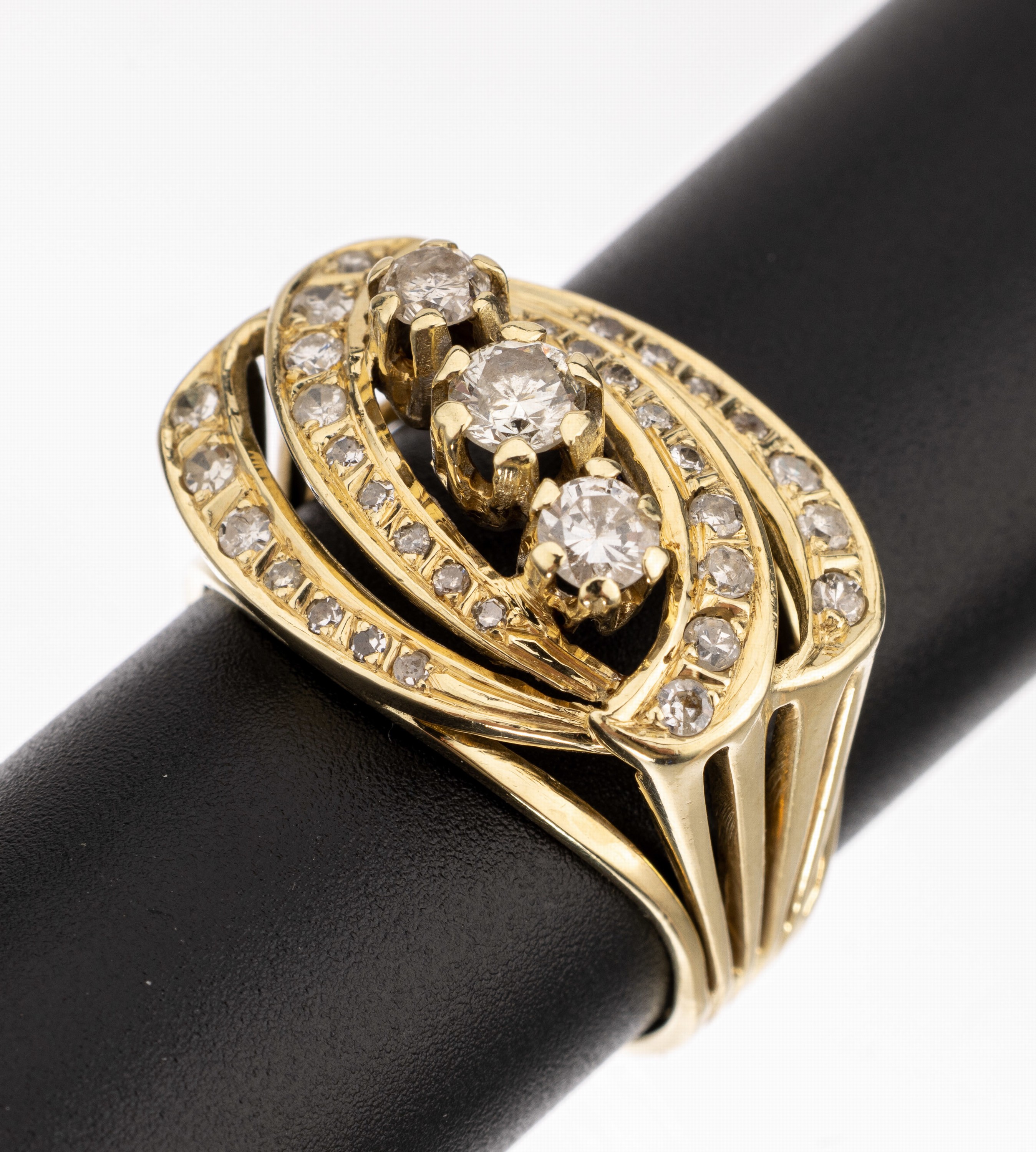 14 kt Gold Diamant-Ring, GG 585/000, Ringkopf in mehreren Ebenen aufgebaut, bes. mit 3 Brillanten zus. ca. 0.70 ct Weiß/si und 32 8/8-Diamanten ...
