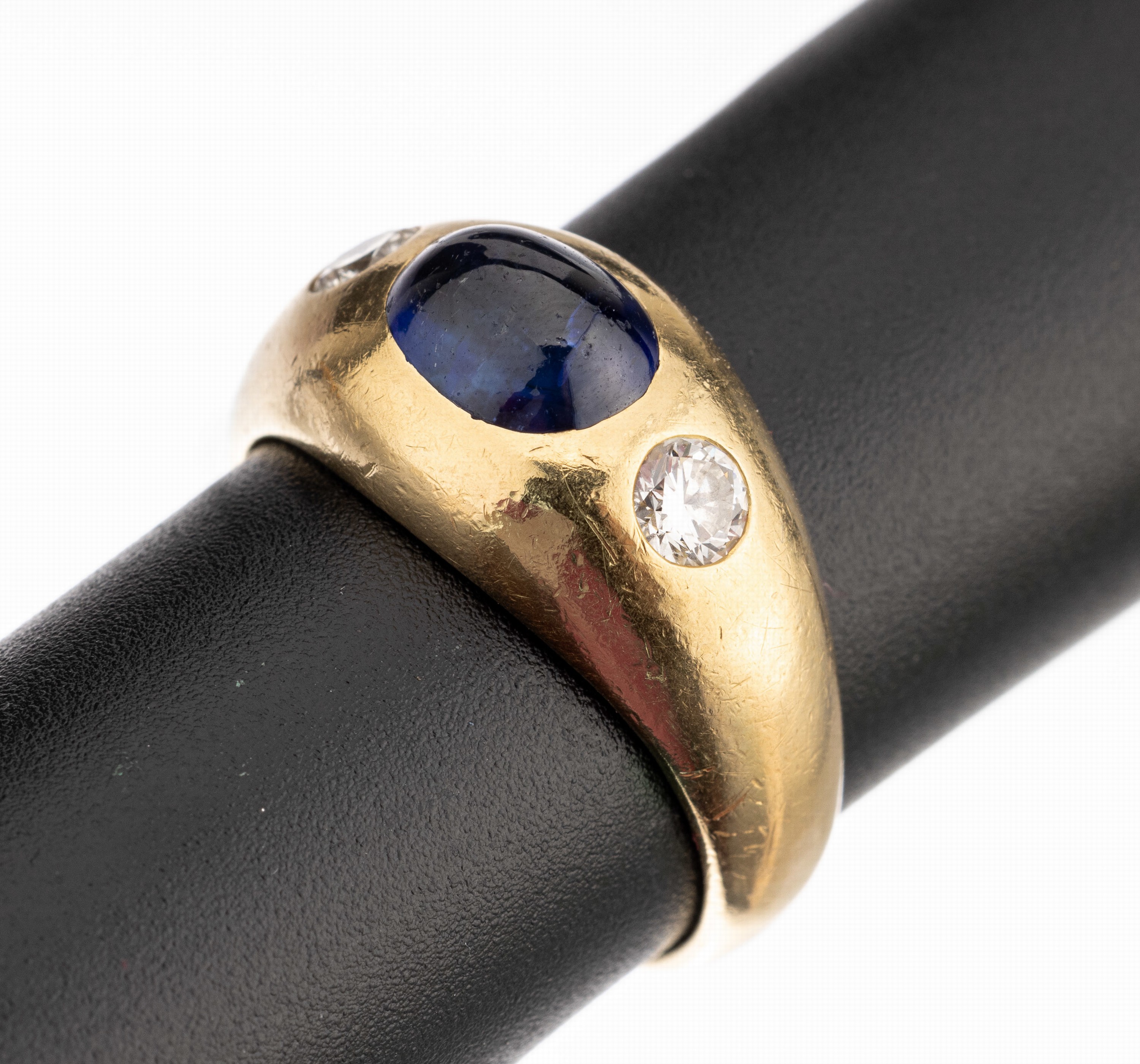 18 kt Gold Saphir-Brillant-Bandring, GG 750/000, mittig ovaler Saphircabochon ca. 2.83ct, seitl. 2 Brillanten zus. ca. 0.40 ct Weiß/si, ...