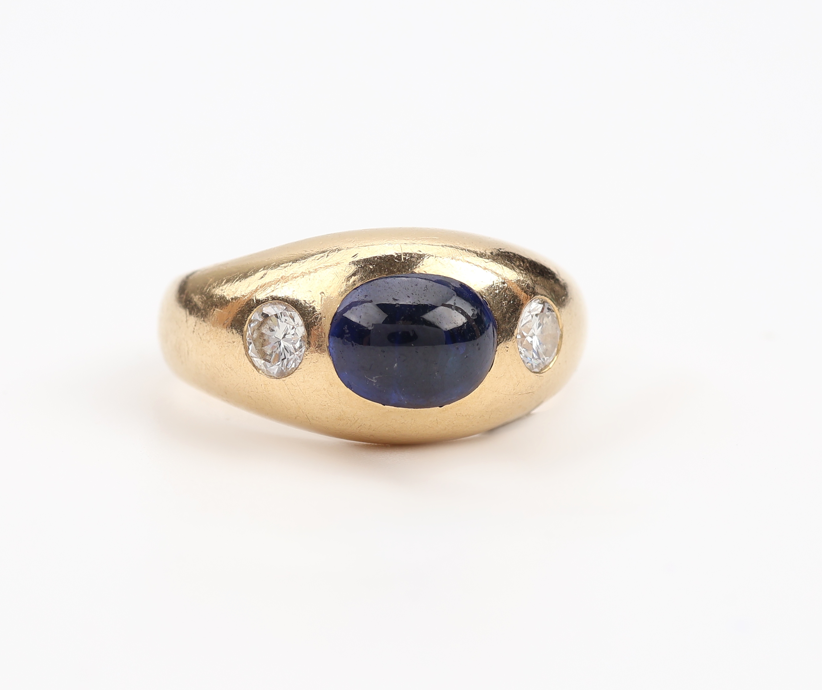 Detail a: 18 kt Gold Saphir-Brillant-Bandring, GG 750/000, mittig ovaler Saphircabochon ca. 2.83ct, seitl. 2 Brillanten zus. ca. 0.40 ct Weiß/si, ...