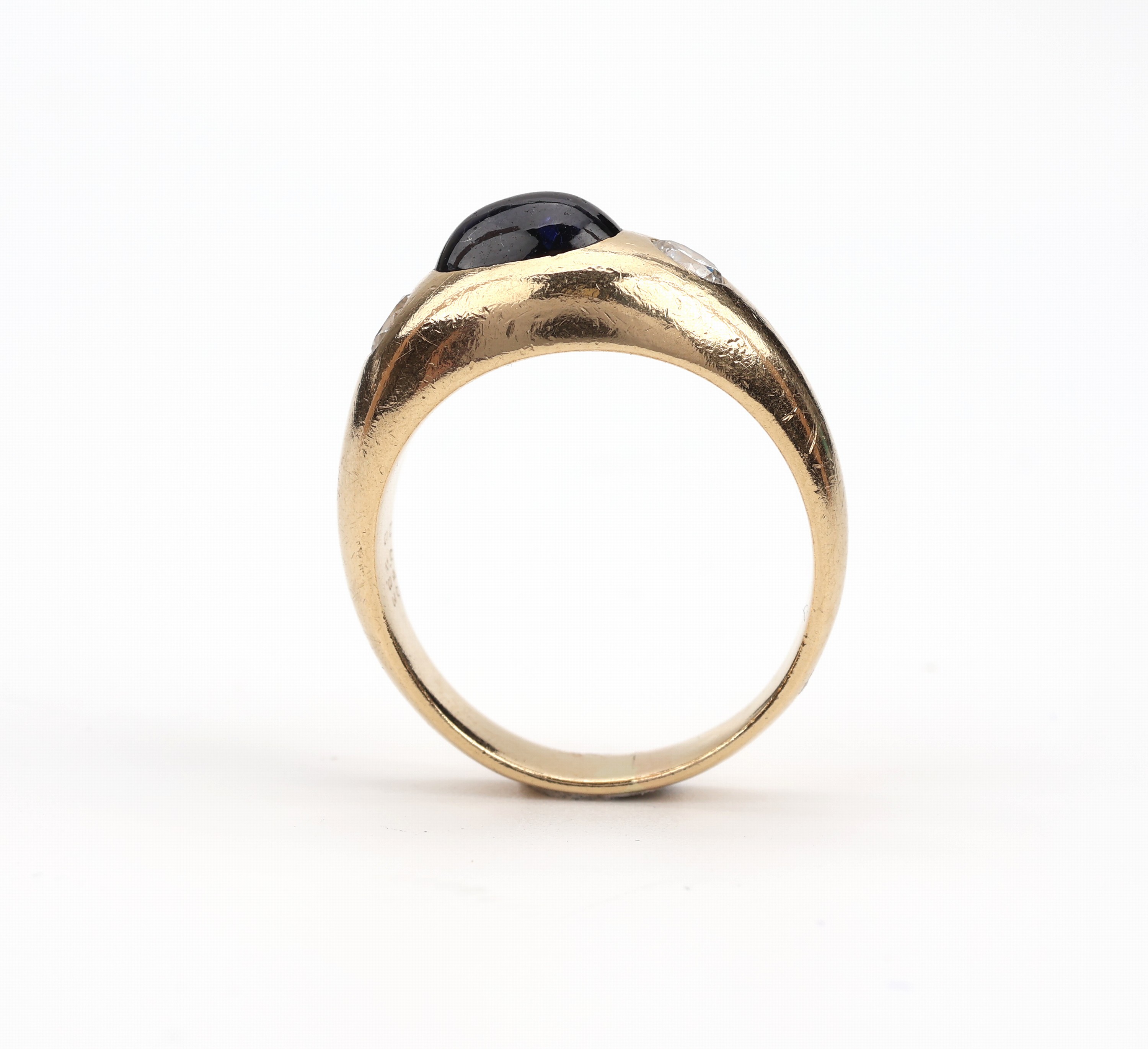 Detail b: 18 kt Gold Saphir-Brillant-Bandring, GG 750/000, mittig ovaler Saphircabochon ca. 2.83ct, seitl. 2 Brillanten zus. ca. 0.40 ct Weiß/si, ...