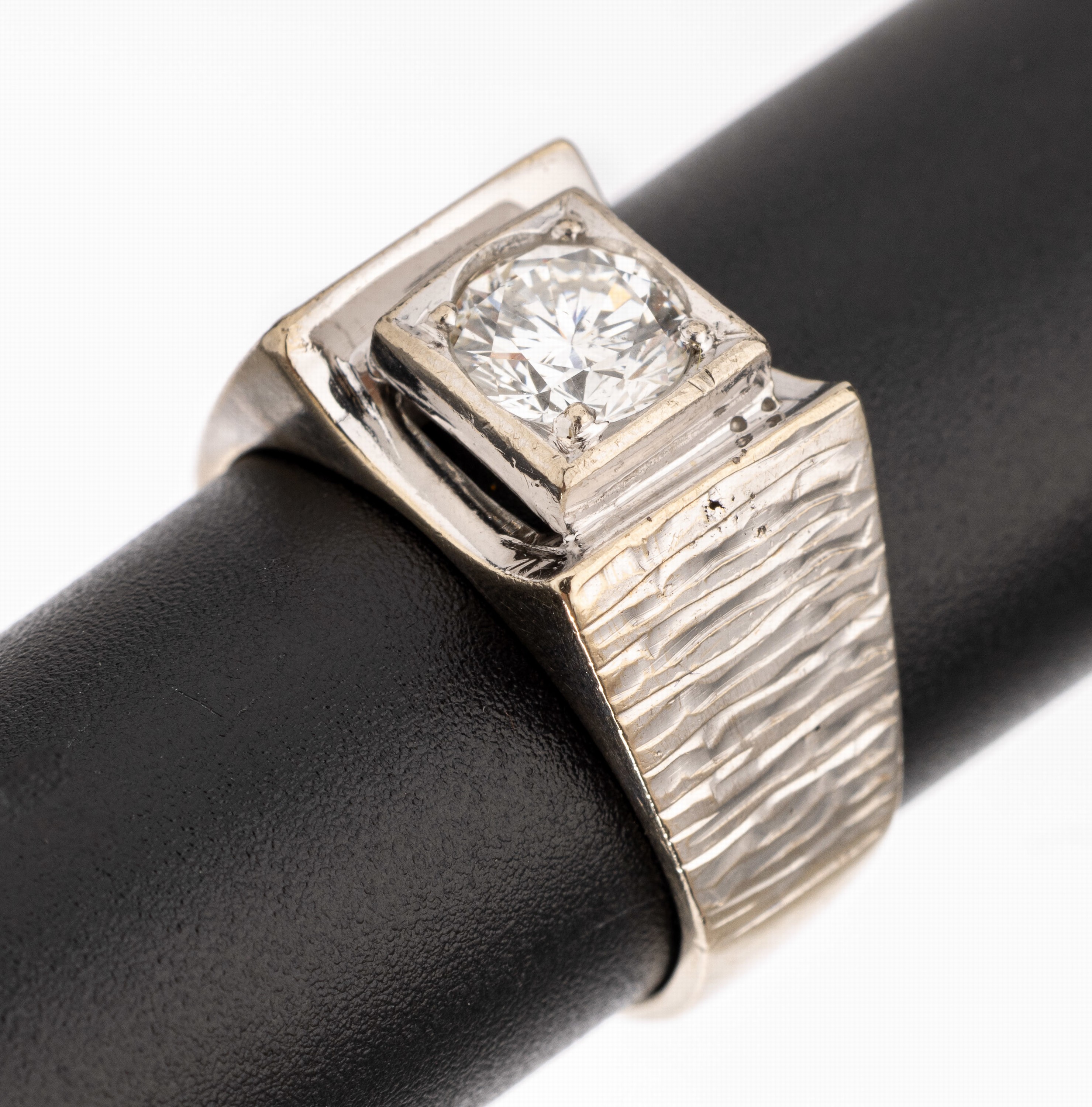 14 kt Gold Brillant-Ring, WG 585/000, Brillant ca. 1.00 ct (grav.) Weiß/si 2, Ringschultern strukt., RW 56, ca. 10 g