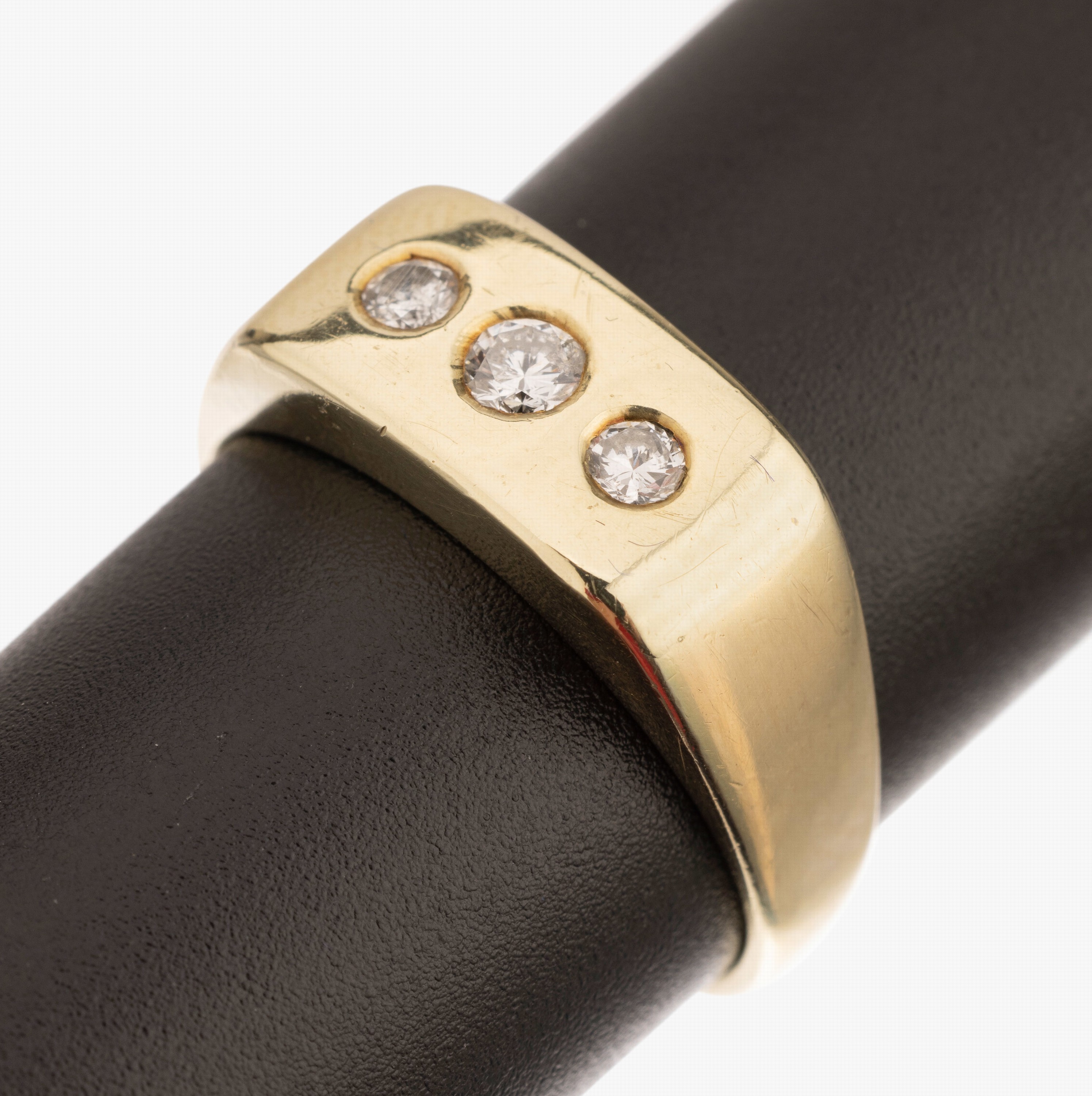 14 kt Gold Brillant-Ring, GG 585/000, 3 Brillanten zus. ca. 0.29 ct (grav.) Weiß/p 1, RW 61.5, ca. 4.7 g