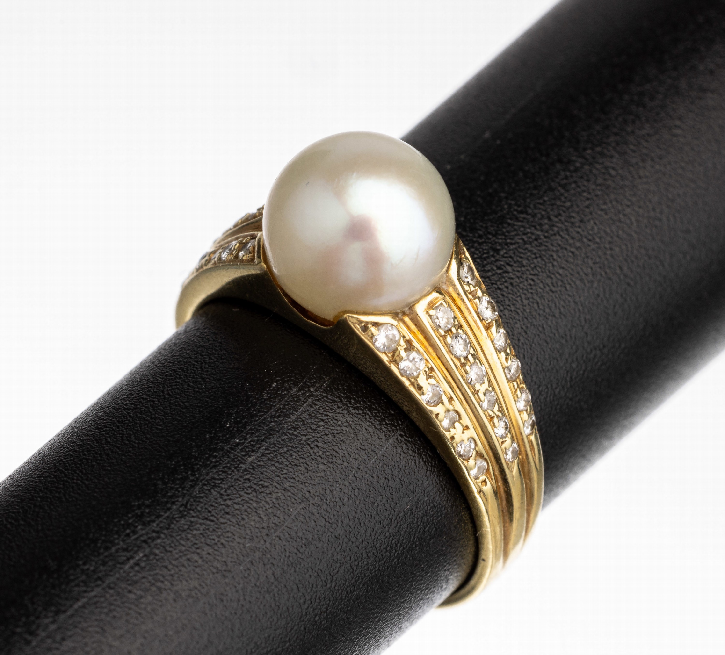 14 kt Gold Akoyazuchtperl-Diamant-Ring, GG 585/000, Perl D. ca. 9 mm, 36 Diamanten zus. ca. 0.15 ct Weiß/si, RW 57, ca. 4.6 g