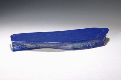 Image 26785737 - Elongated lapis lazuli in free form, approx. 5.2 kg, Afghanistan, upright sculptural form, ground and polished, fine golden pyrite powdering, 44x13x4 cm