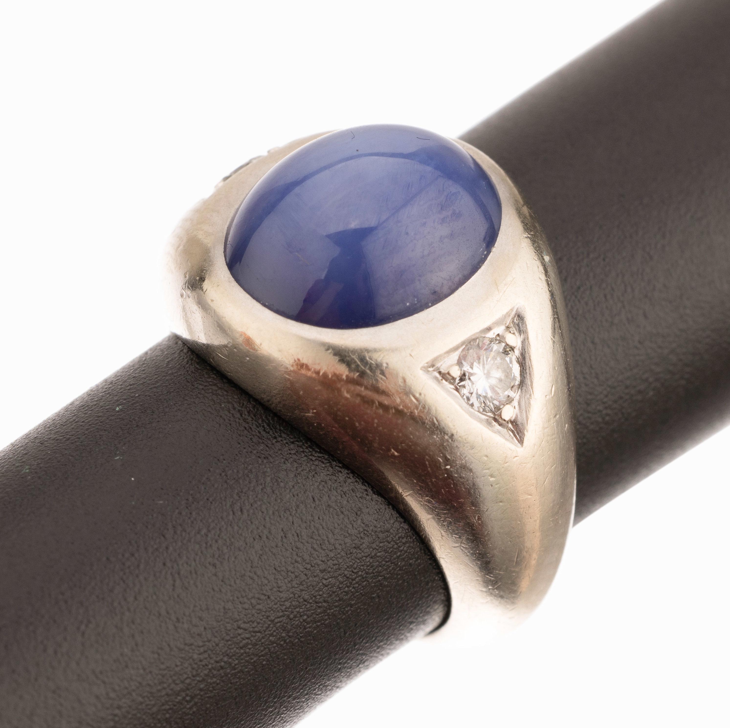 14 kt Gold Brillant-Farbstein-Ring, WG 585/000, mittig ovale Sternsaphirsynthese, seitl. 2 Brillanten zus. ca. 0.14 ct Weiss/si, RW 46, ca. 8.8 g