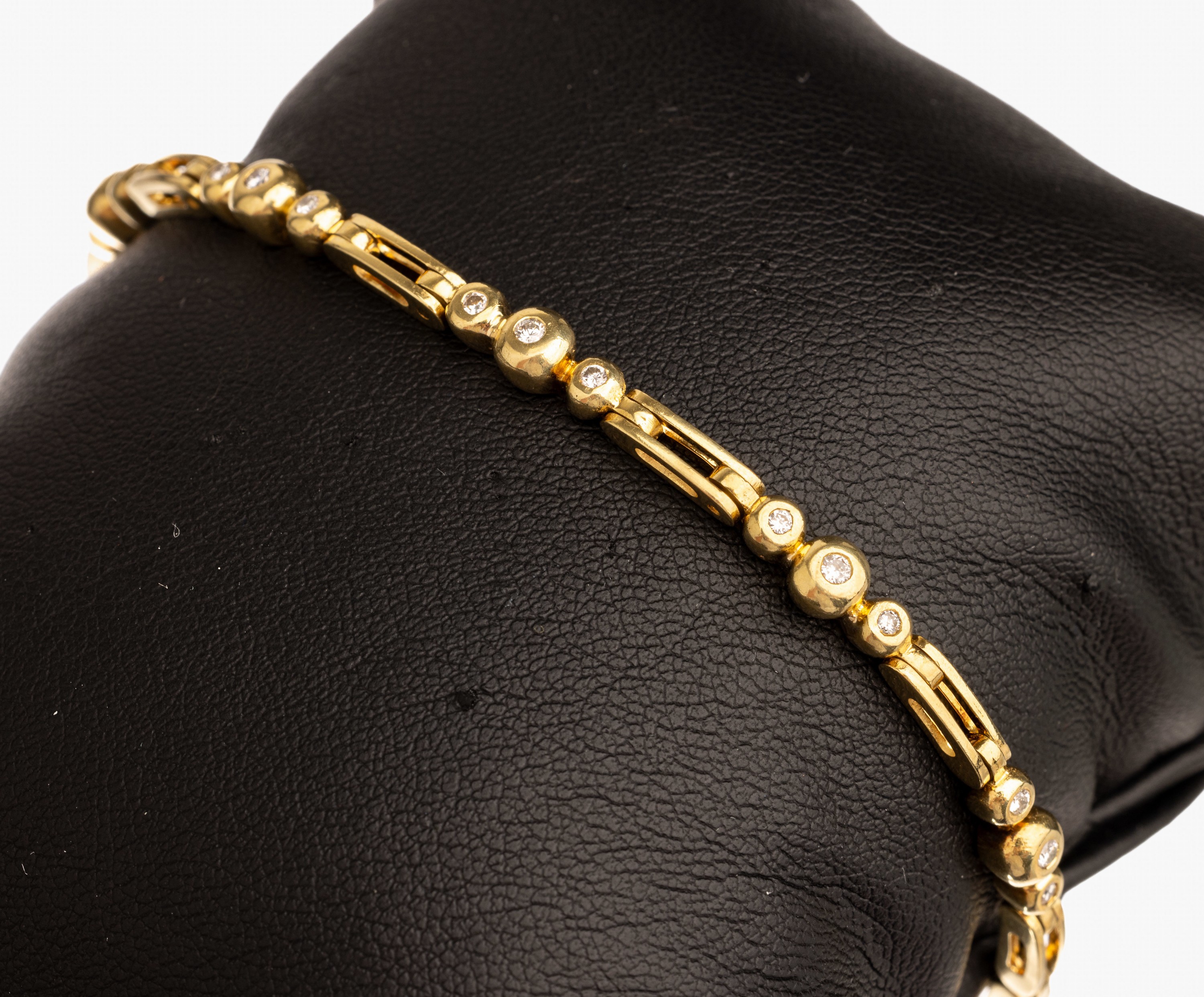 18 kt Gold Diamant-Armband, GG 750/000, 15 Diamanten zus. ca. 0.20 ct Weiß/si, L. ca. 18.5 cm, Kastenschloß mit Sicherheitsacht, ca. 16.8 g