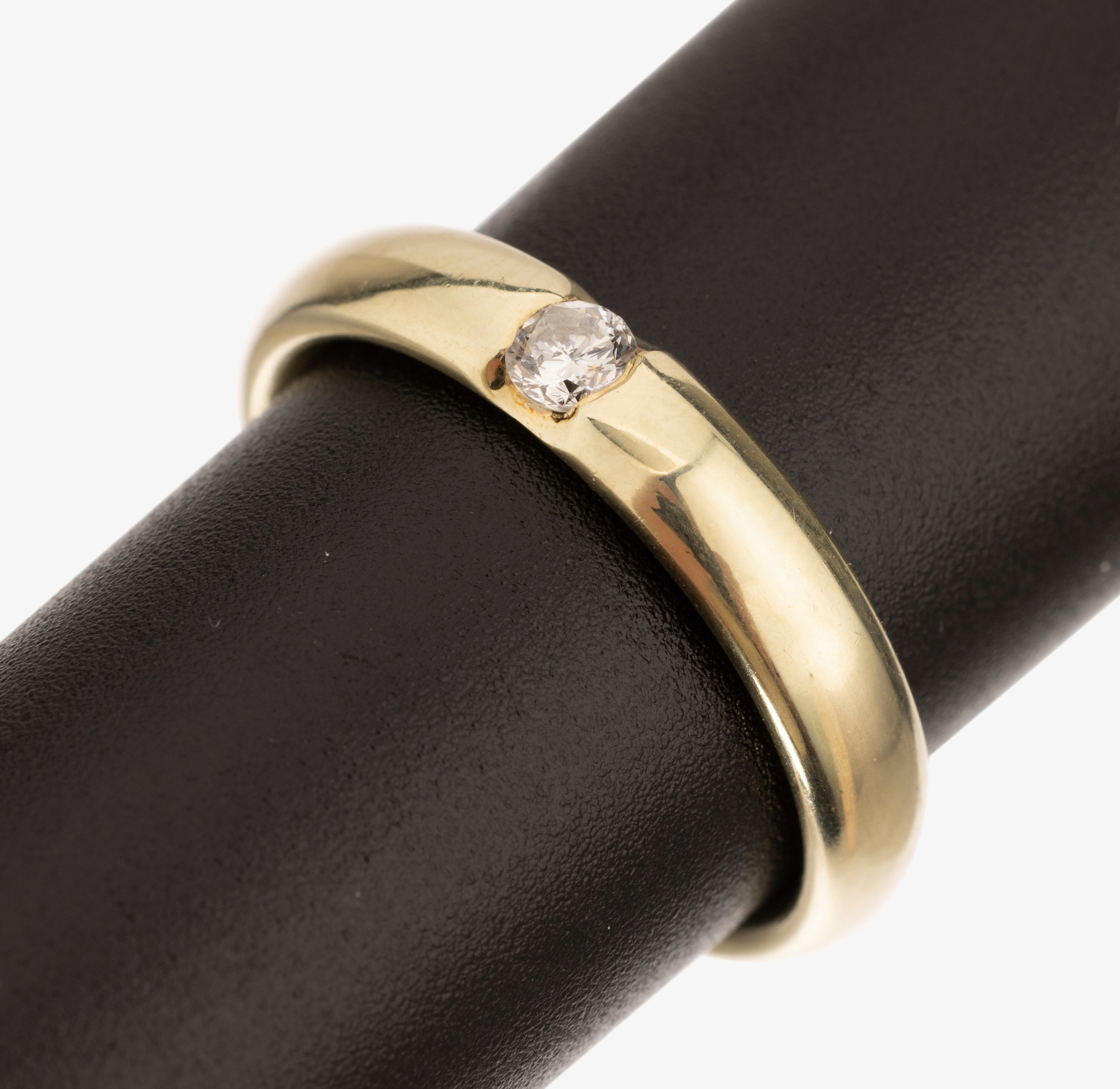 14 kt Gold Brillant-Ring, GG 585/000, in Spannringoptik gefasster Brillant ca. 0.10 ct Weiß/p 1, RW 56, ca. 5.7 g