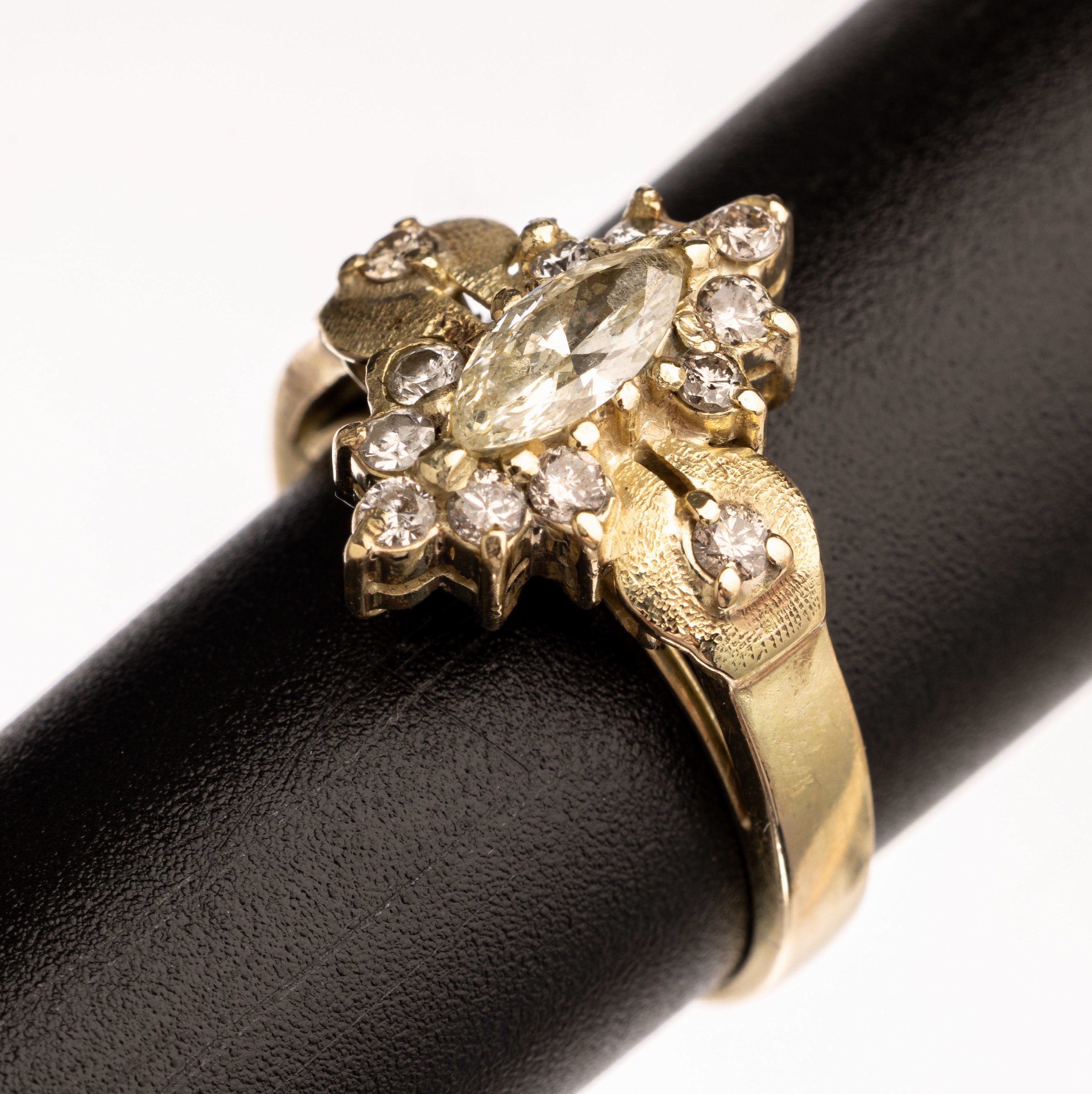 14 kt Gold Diamant-Ring, GG 585/000, mittig Diamantnavette ca. 0.40 ct get.Weiß/p, 12 Diamanten zus. ca. 0.24 ct Weiß/p, RW 51, ca. 4.3 g