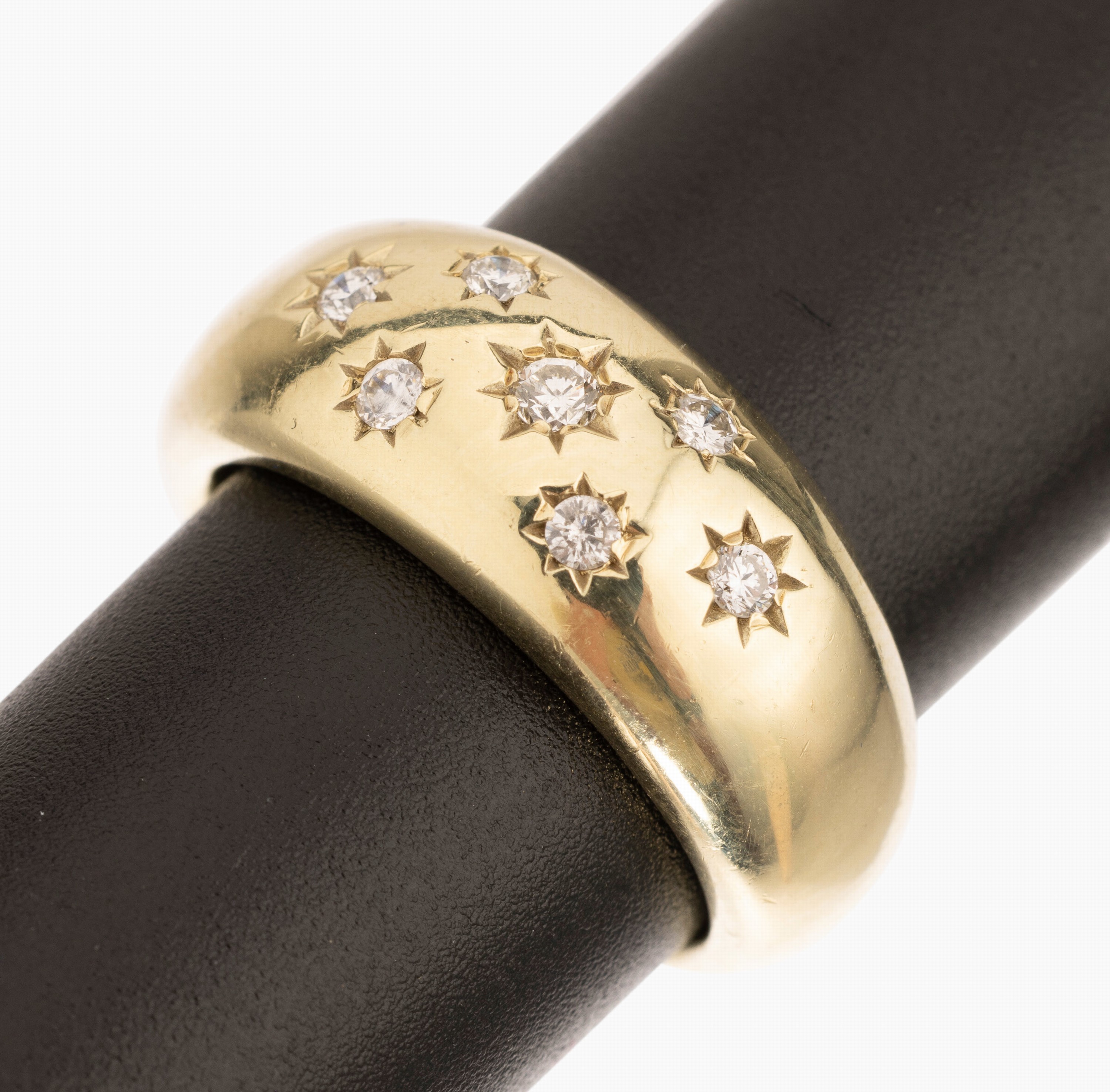 14 kt Gold Brillant-Ring, GG 585/000, in Sternfassungen bes. mit 6 Brillanten zus. ca. 0.18 ct Weiß/si, 1 Diam.-Imitation, RW 56, ca. 10.1 g
