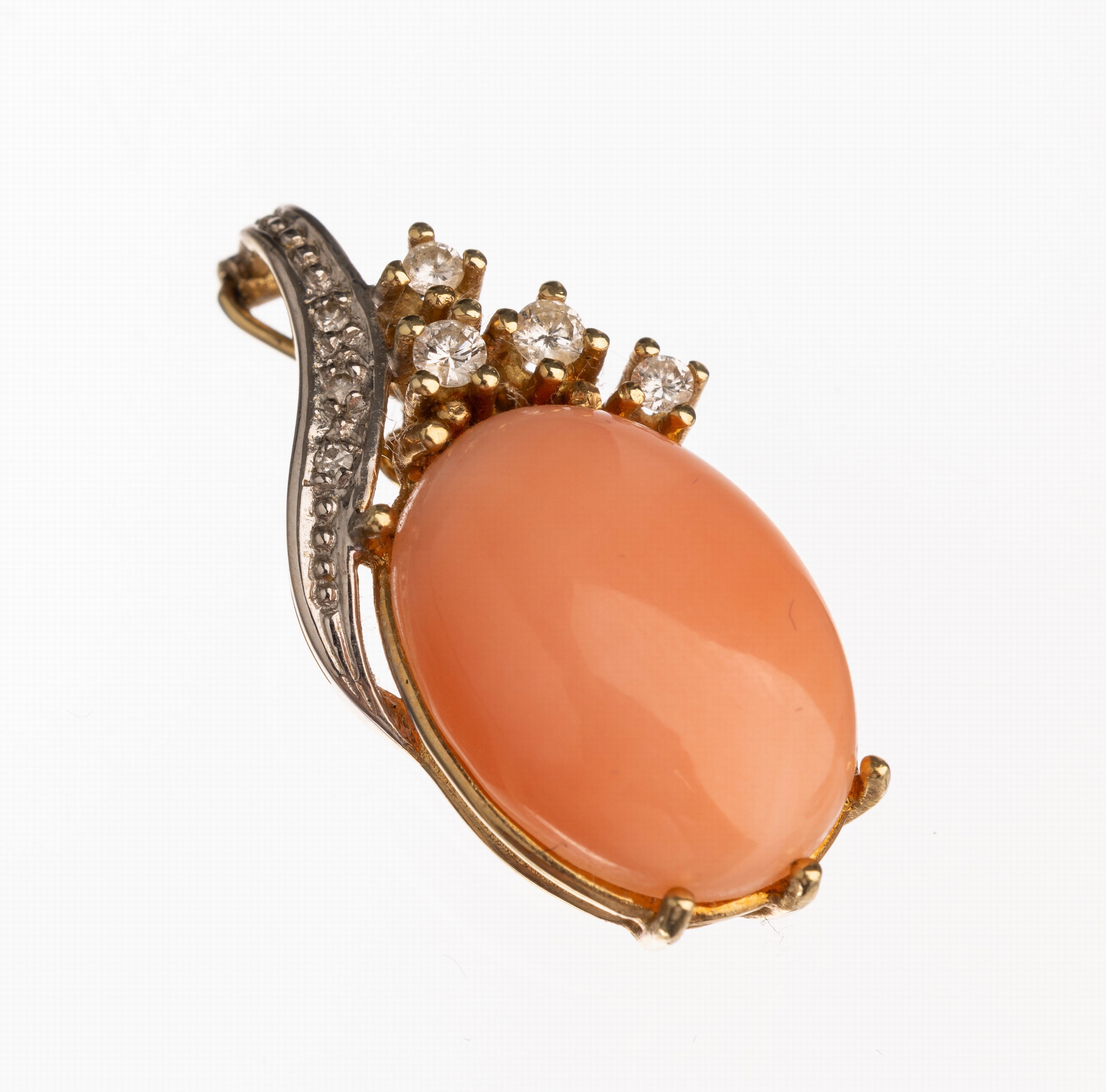 14 kt Gold Korall-Brillant-Clipanhänger, GG585/000, ovaler Engelhautkorallencabochon, 4 Brillanten zus. ca. 0.10 ct Weiß/si-p, kl. Diamantrosen in ...