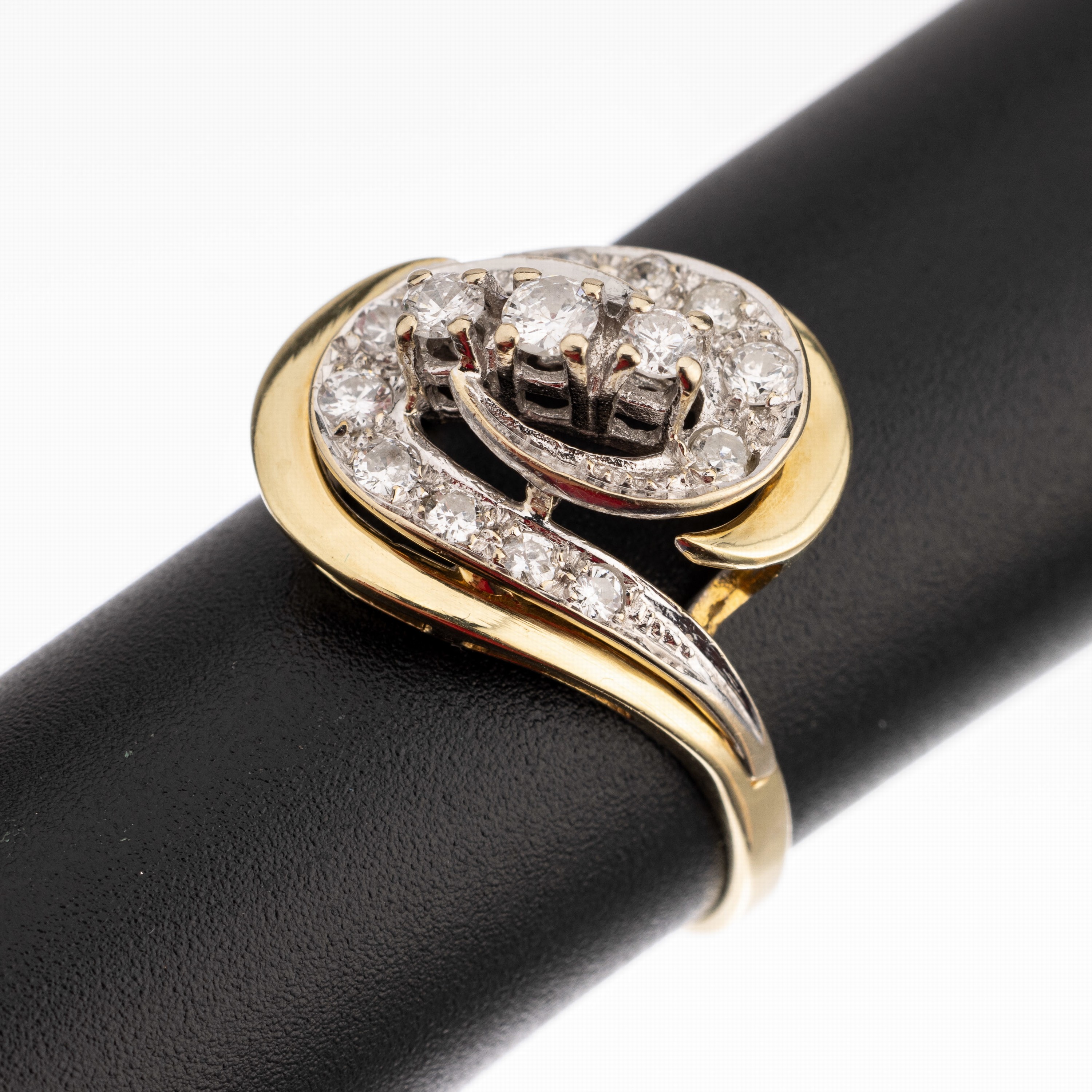 14 kt Gold Diamant Ring, GG/WG 585/000, geschwungener Ringkopf bes. mit 16 in WG gefassten Brillanten und Diamanten zus. ca. 0.40 ct Weiß/si-p 1, ...