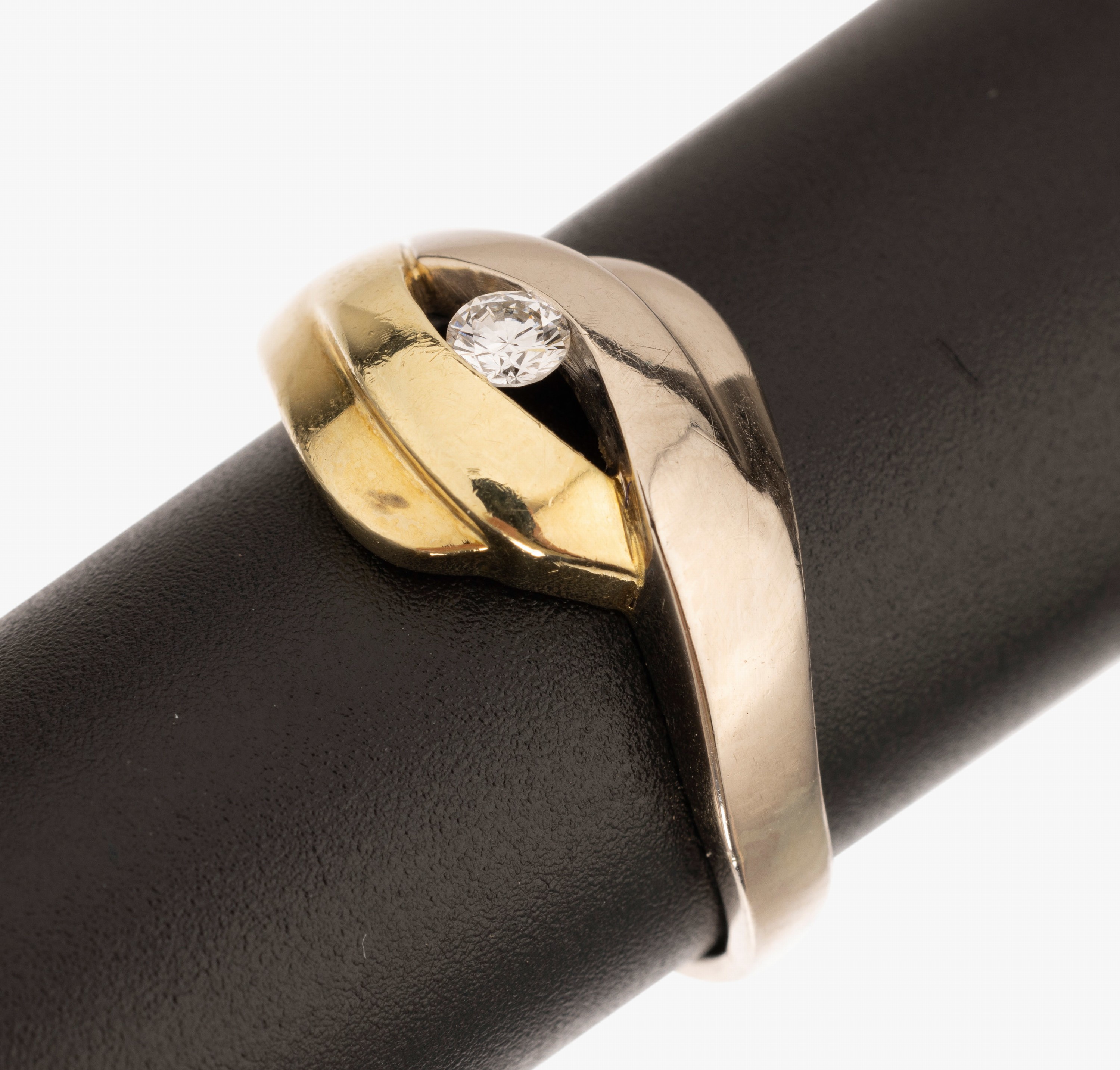 14 kt Gold Brillant-Ring, GG/WG 585/000, mittiger Brillant ca. 0.15 ct Weiss/si, RW 61, ca. 7.7 g, Meistermarke unged.
