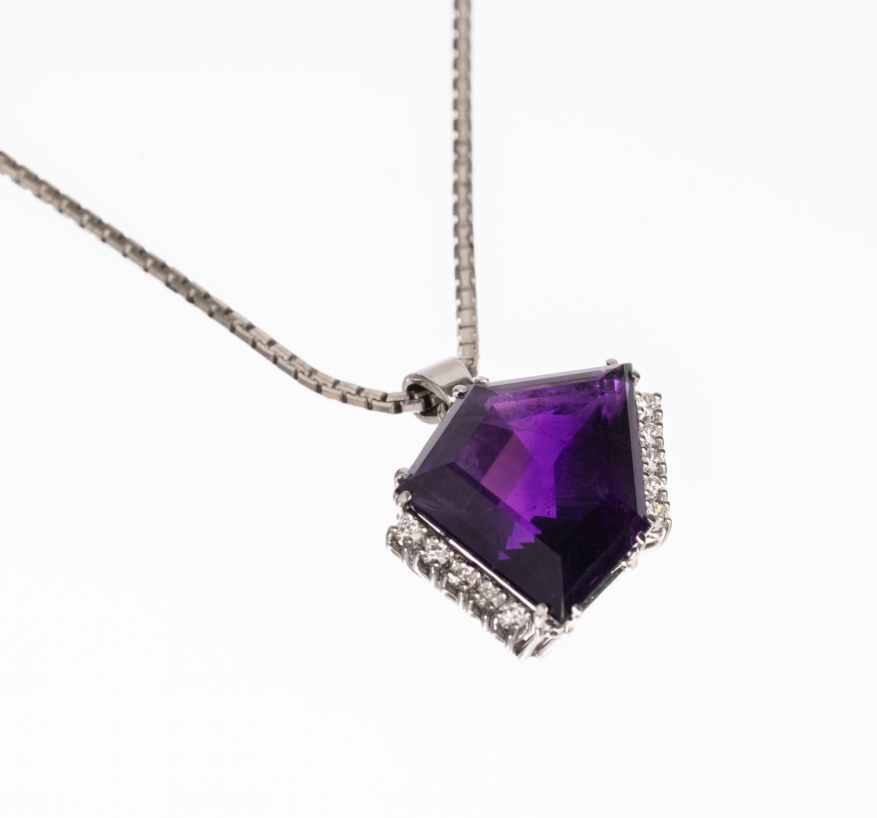 14 kt Gold Amethyst-Brillant-Anhänger, WG 585/000, facett. Amethyst ca. 0.20 ct, im Fantasieschliff, 10 Brillanten zus. ca. 0.50 ct Weiß/vs-si, an ...