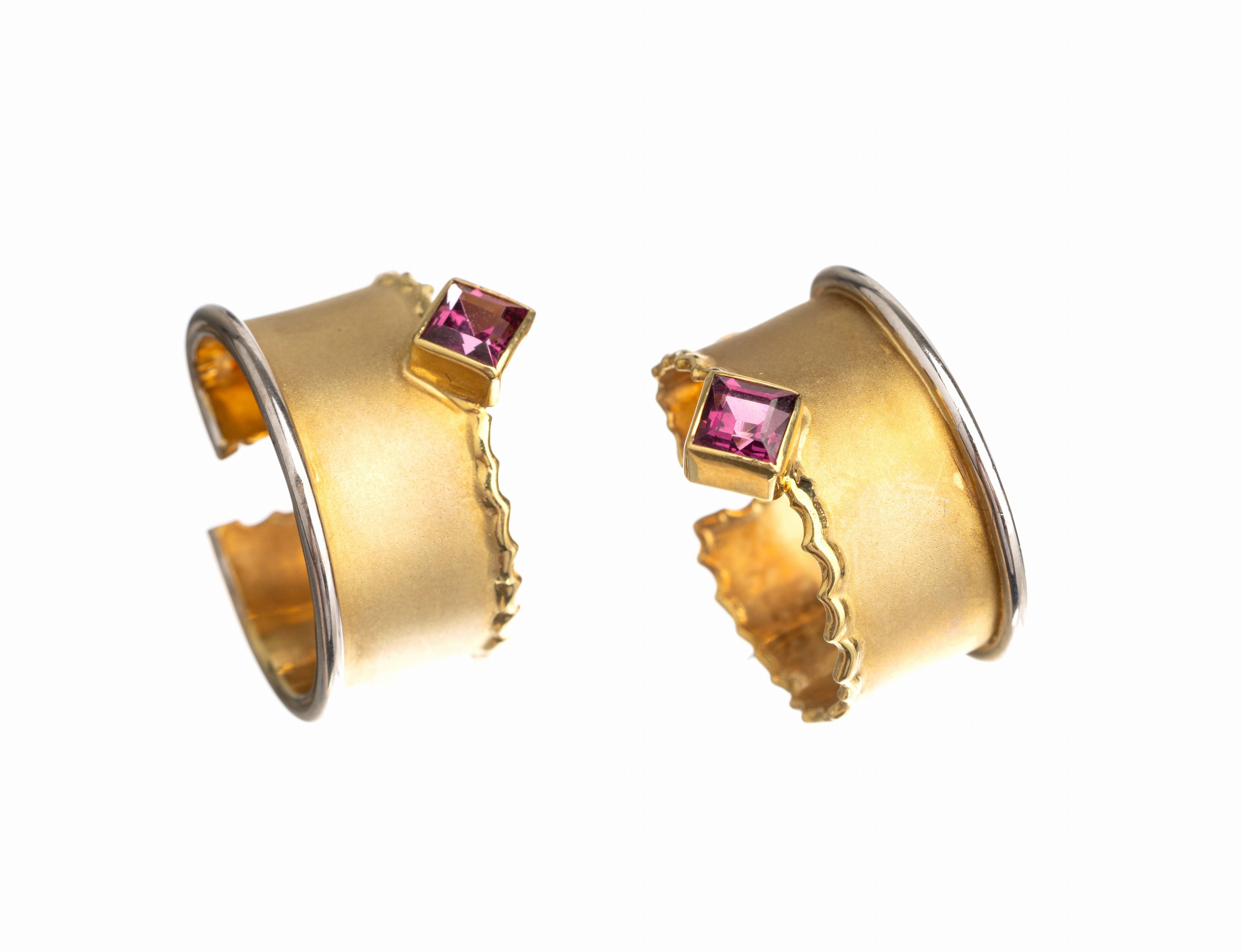 Paar 14 kt Gold Turmalin Ohrcreolen, GG 585/000, ausgefallene Form, WG Rand, 2 facett.Turmaline zus. ca. 0.40 ct, ca. 8.7 g