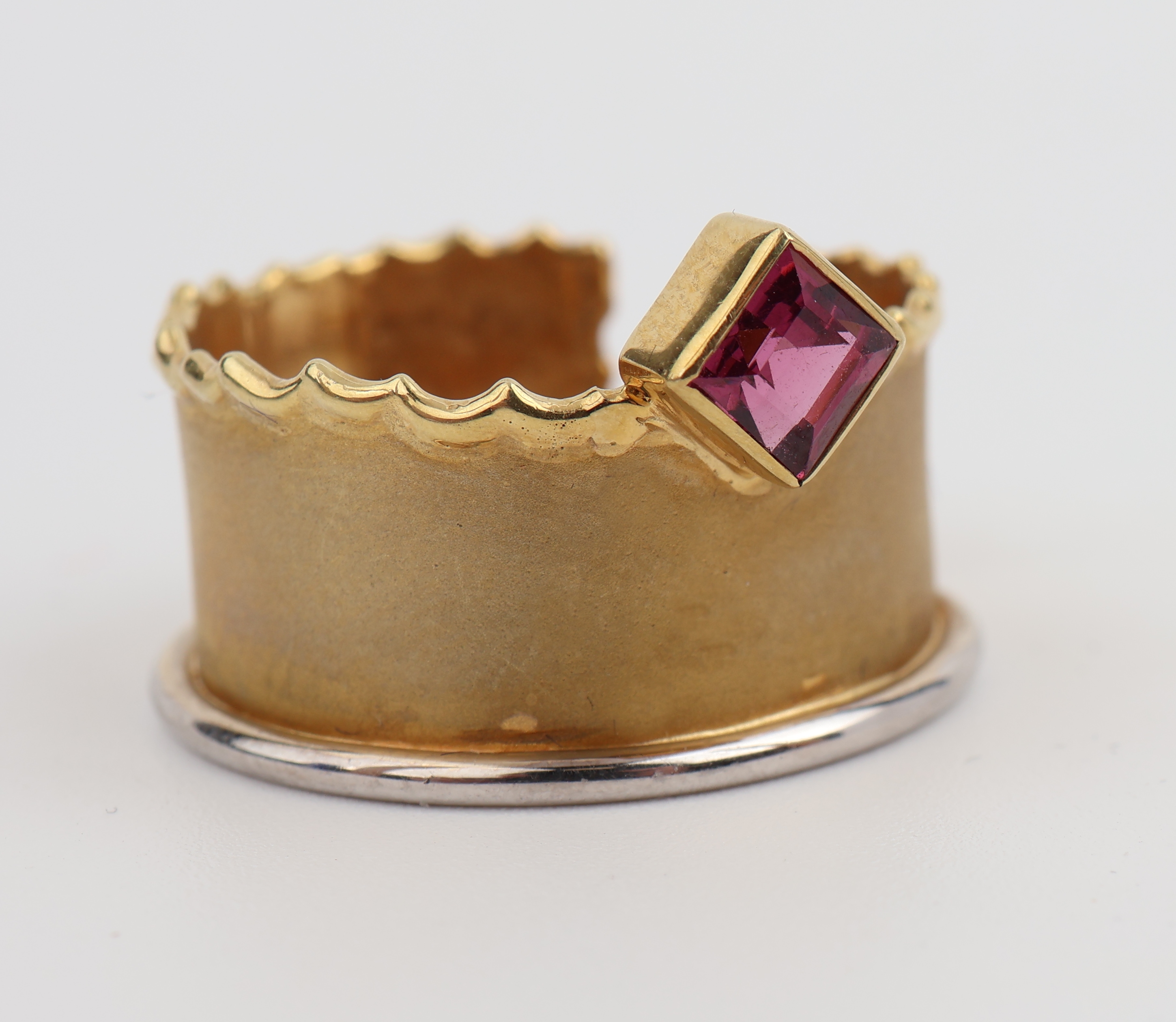 Detail b: Paar 14 kt Gold Turmalin Ohrcreolen, GG 585/000, ausgefallene Form, WG Rand, 2 facett.Turmaline zus. ca. 0.40 ct, ca. 8.7 g