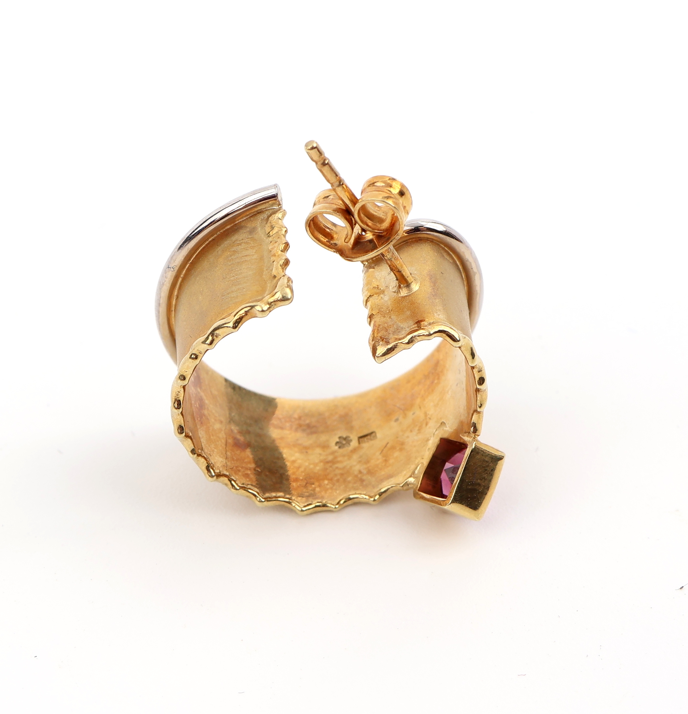 Detail c: Paar 14 kt Gold Turmalin Ohrcreolen, GG 585/000, ausgefallene Form, WG Rand, 2 facett.Turmaline zus. ca. 0.40 ct, ca. 8.7 g