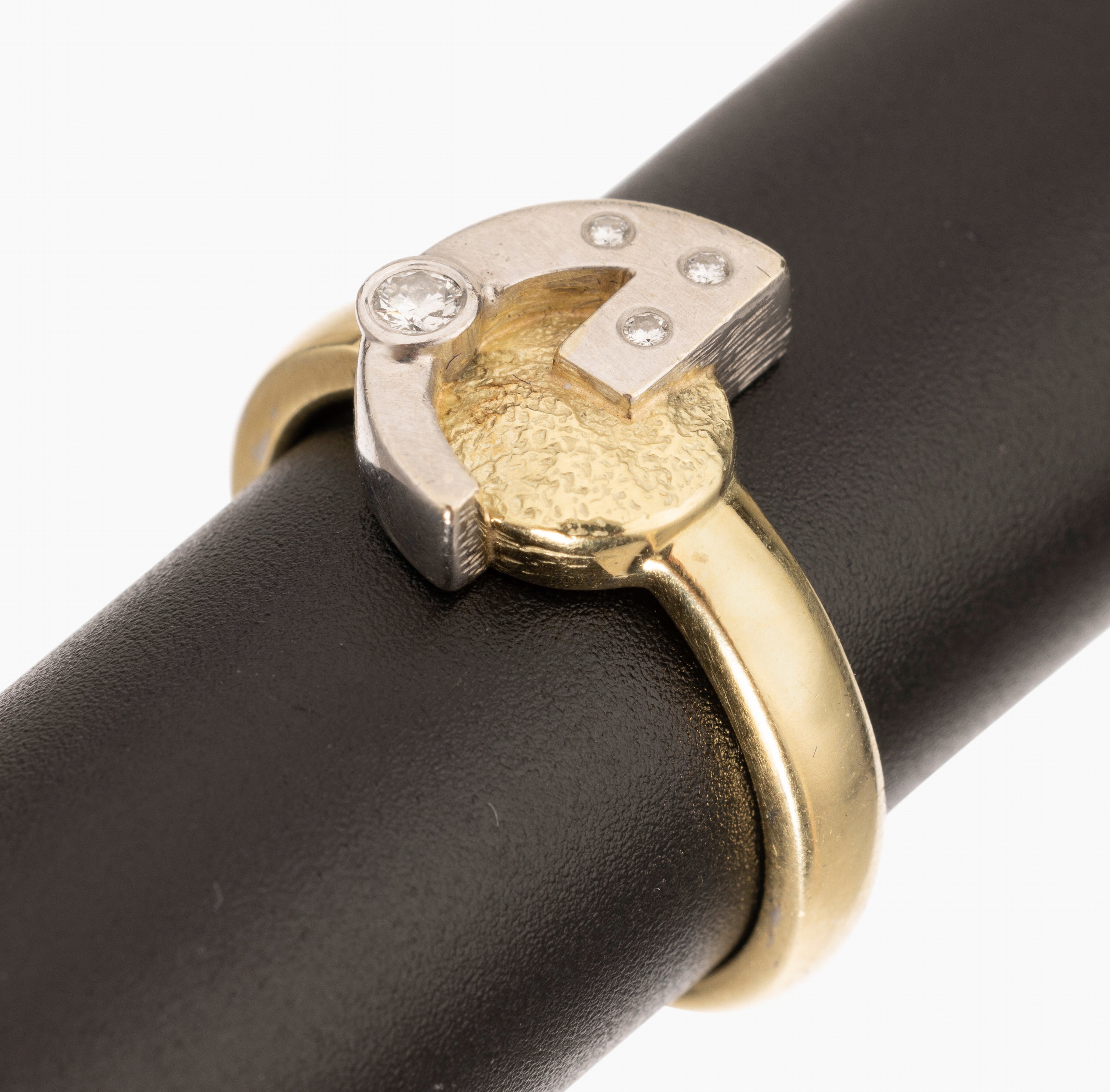 14 kt Gold Brillant-Ring, GG/WG 585/000, ausgefallener Ringkopf, mit geom. WG Element, bes. mit 4 Brillanten zus. ca. 0.08 ct Weiß/si, RW 61, ca. ...