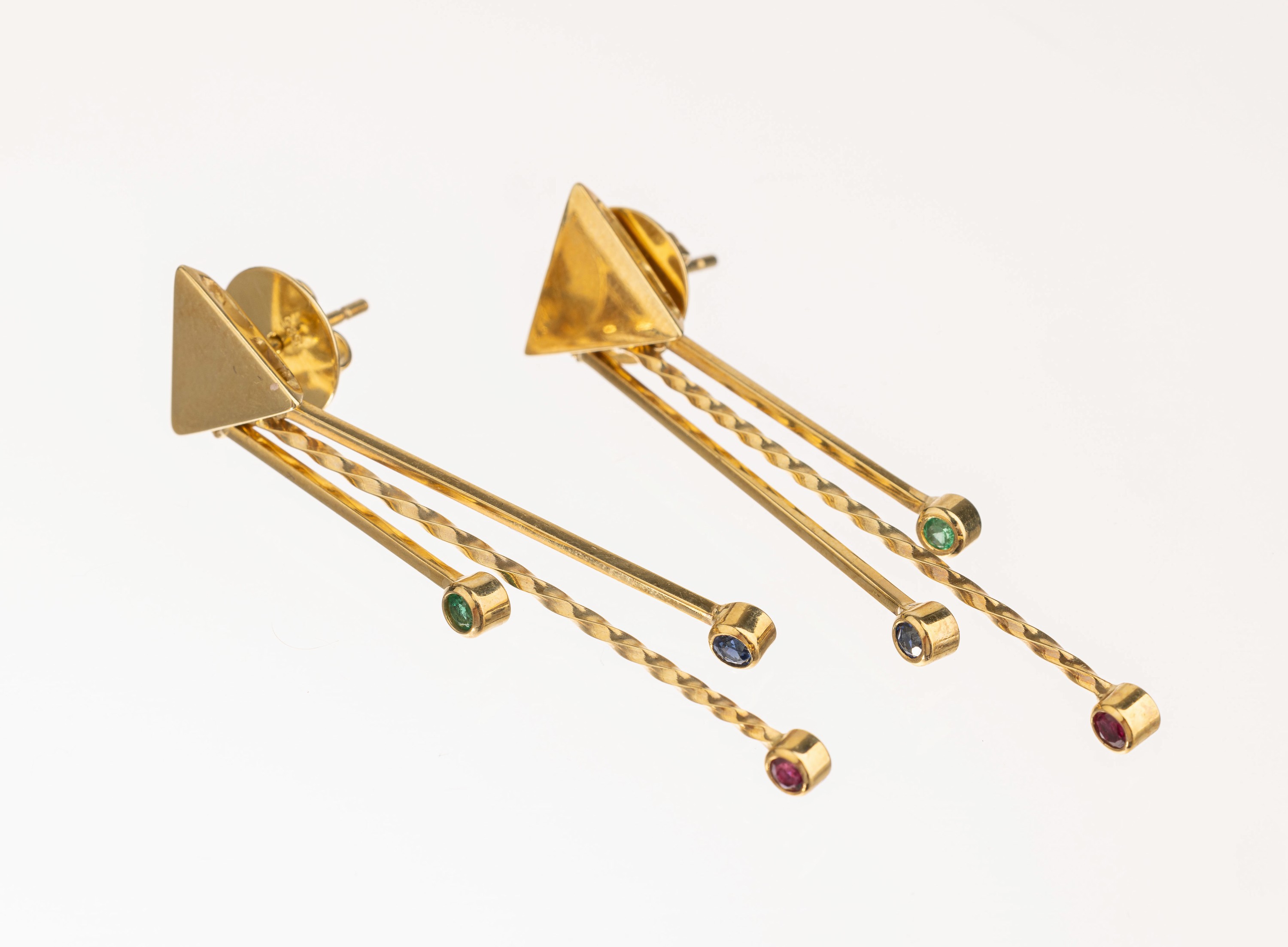 Paar 14 kt Gold Smaragd-Rubin-Saphir Ohrstecker, GG 585/000, bewegl. Abhängungenbes. mit facett. Farbsteinen, L. ca. 5.5 cm, ca. 8.2 g