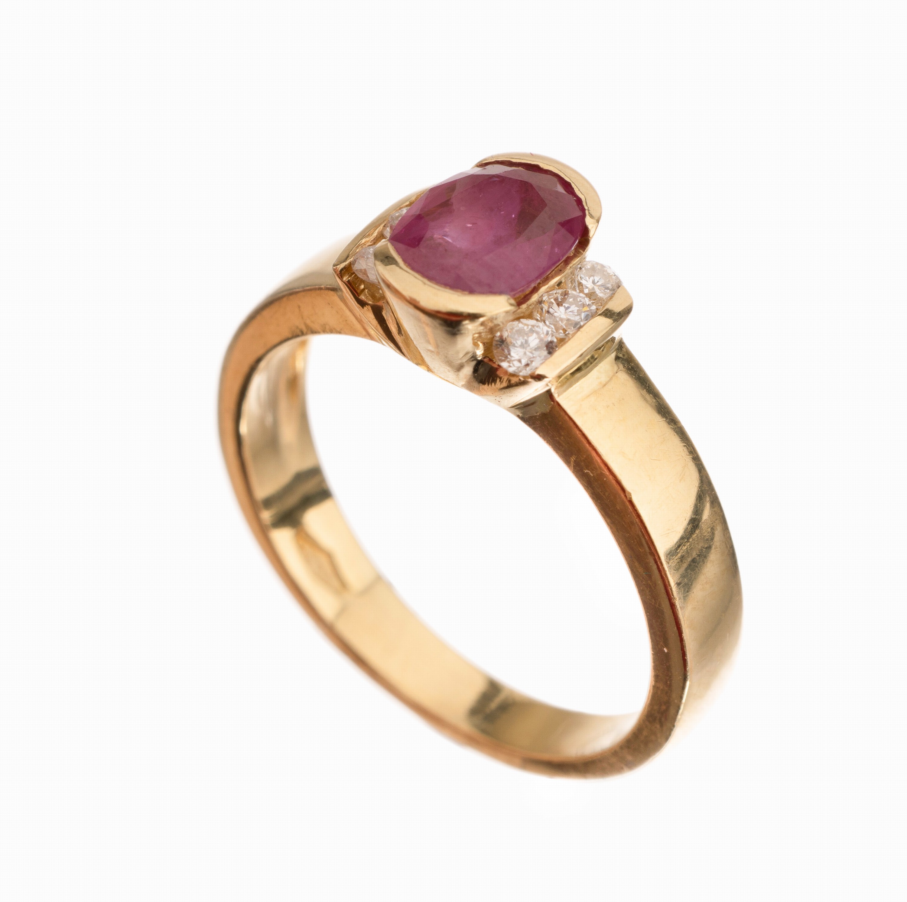18 kt Gold Rubin-Brillant-Ring, GG 750/000,ovalfacett. Rubin ca. 0.90 ct, seitl. 6 Brillanten zus. ca. 0.18 ct Weiß/si, RW 52, ca. 5.1 g