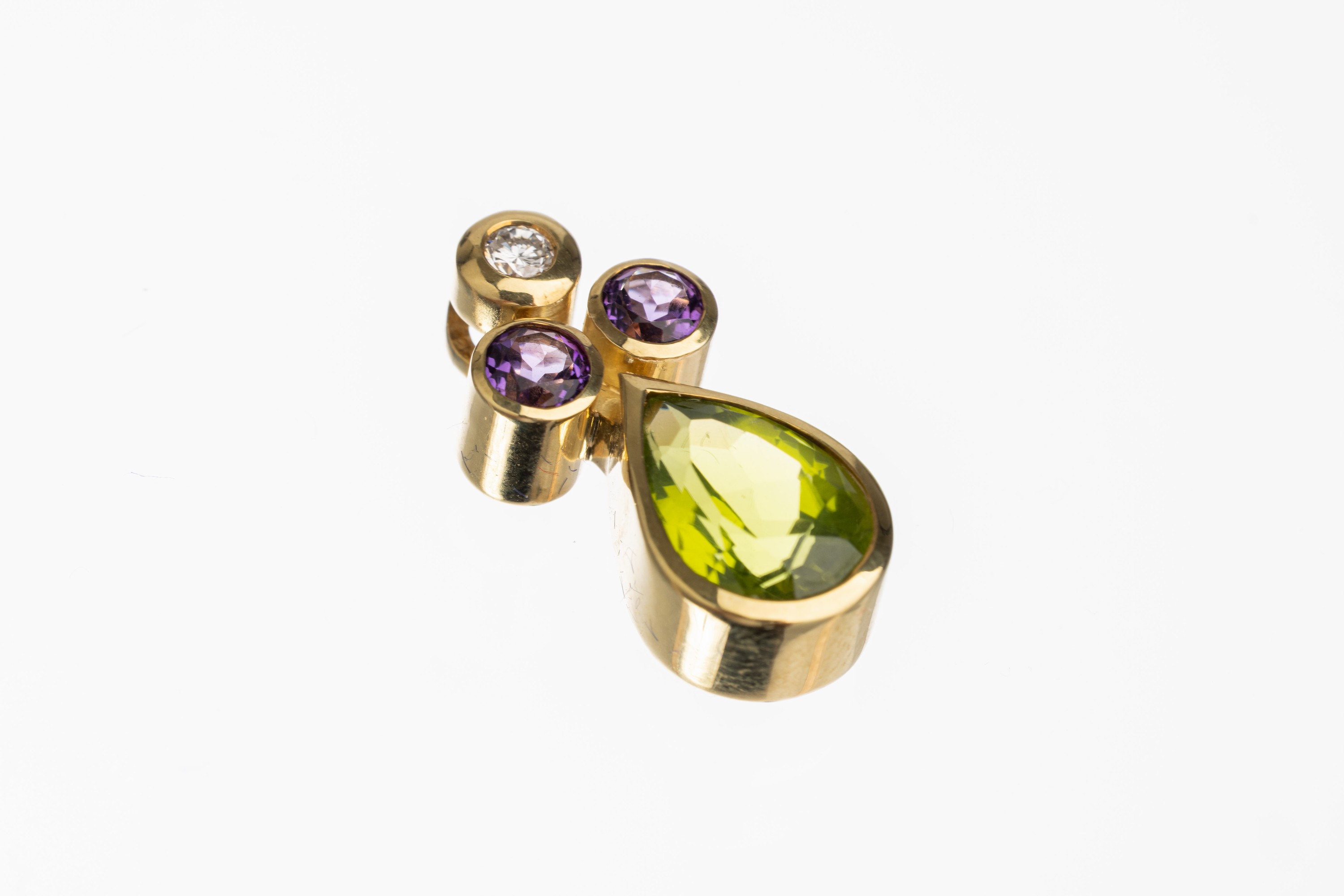 14 kt Gold Farbstein Brillant Anhänger, GG 585/000, Brillant ca. 0.05 ct feines Weiß/si, 2 rundfacett. Amethyste zus. ca. 0.40 ct, ein ...