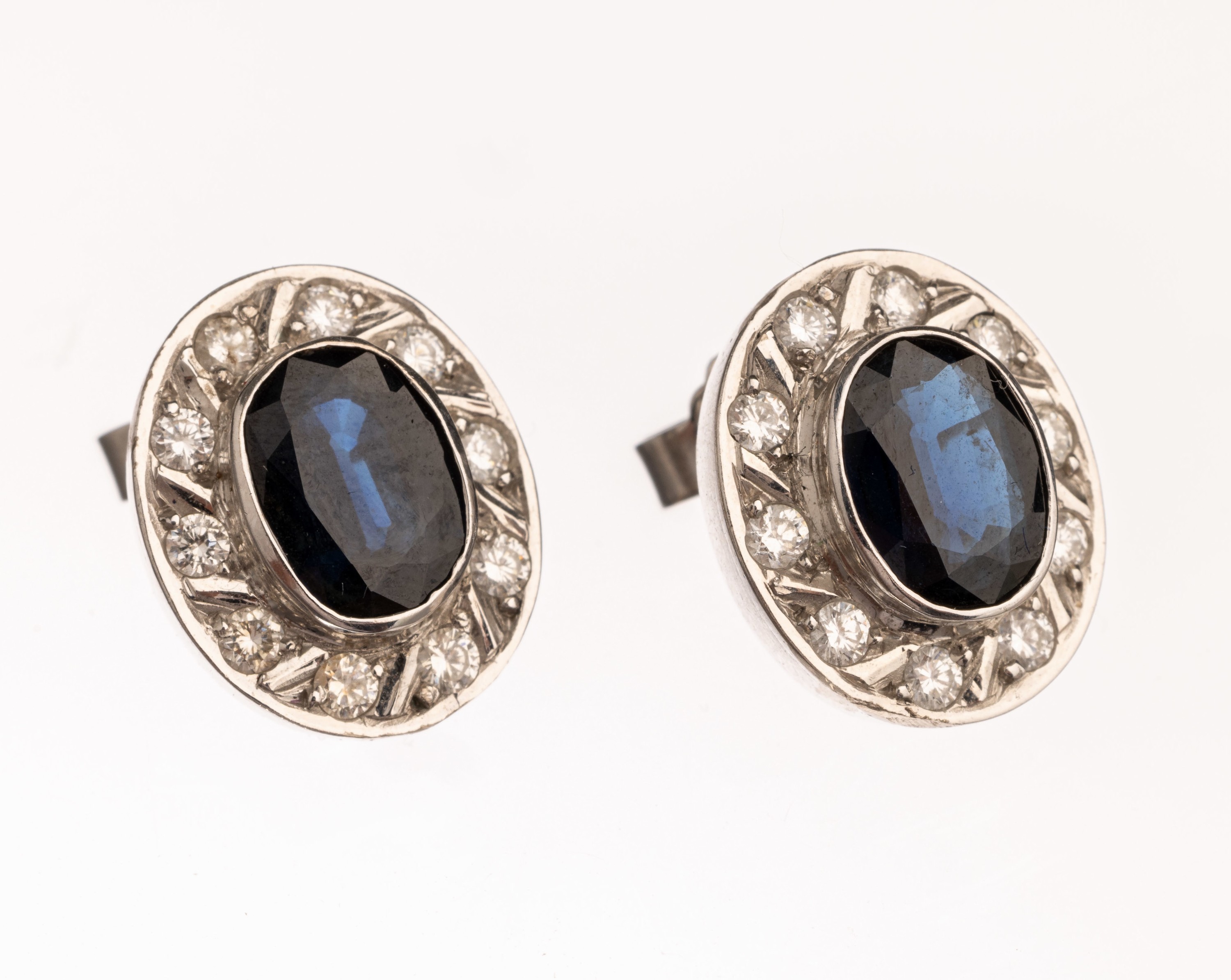 18 kt Gold Brillant-Saphir-Ohrstecker, WG 750/000, 2 rundfacett. Saphire zus. ca. 3.00 ct, 20 Brillanten zus. ca. 0.50 ct Weiss/si, ca. 5.7 g