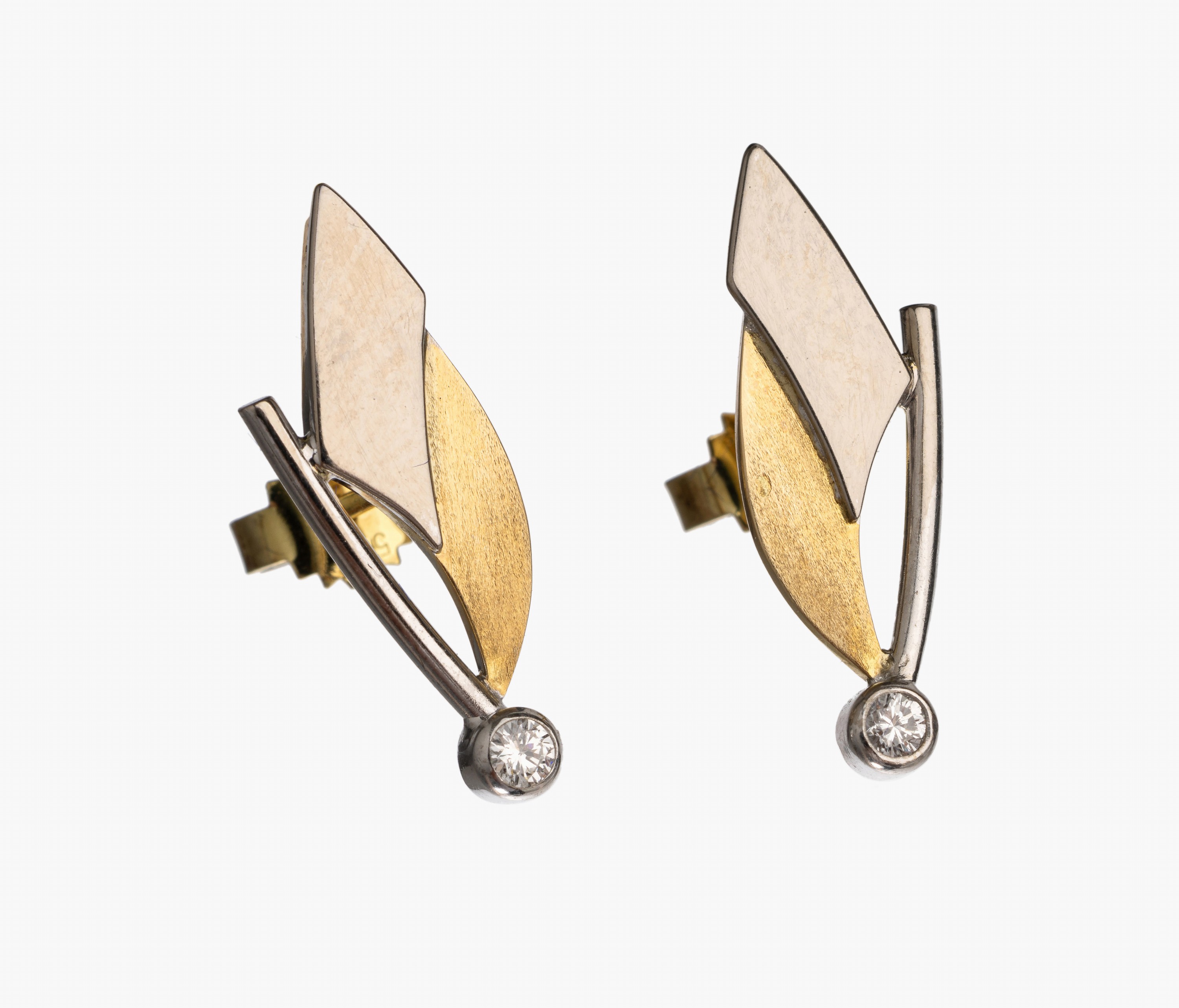 Paar 14 kt Gold Brillant Ohrstecker, GG/WG 585/000, teil sat., und pol., insgesamt 2 Brillanten zus. ca. 0.06 ct feines Weiß/vs, L. ca. 2 cm, ca. ...