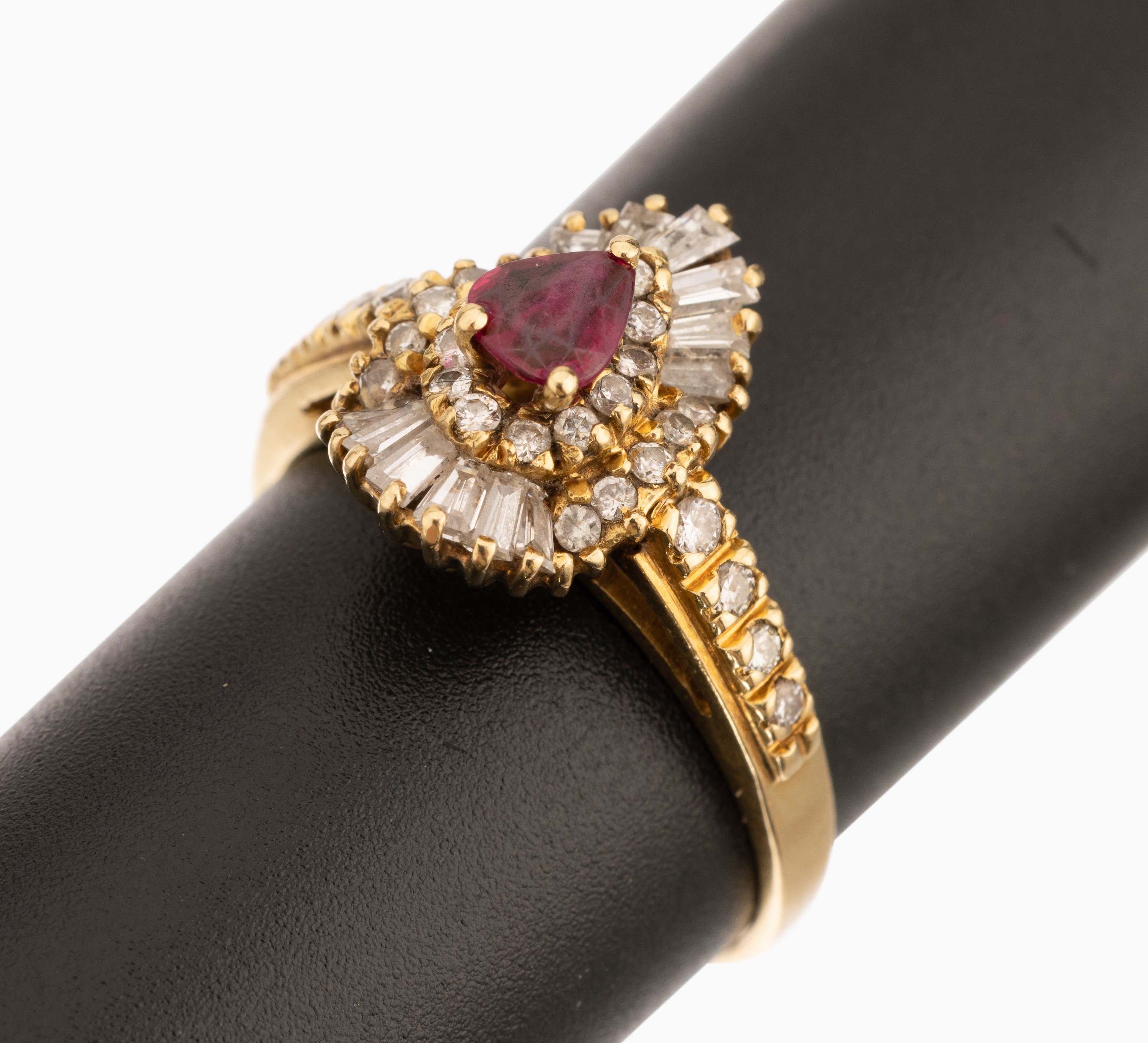 18 kt Gold Rubin Diamant Ring, GG 750/000, facett. Rubintropfen ca. 0.25 ct, 28 Bril- lanten und 12 Diamantbaguettes zus. ca. 0.85 ct Weiß/si-p 1, ...