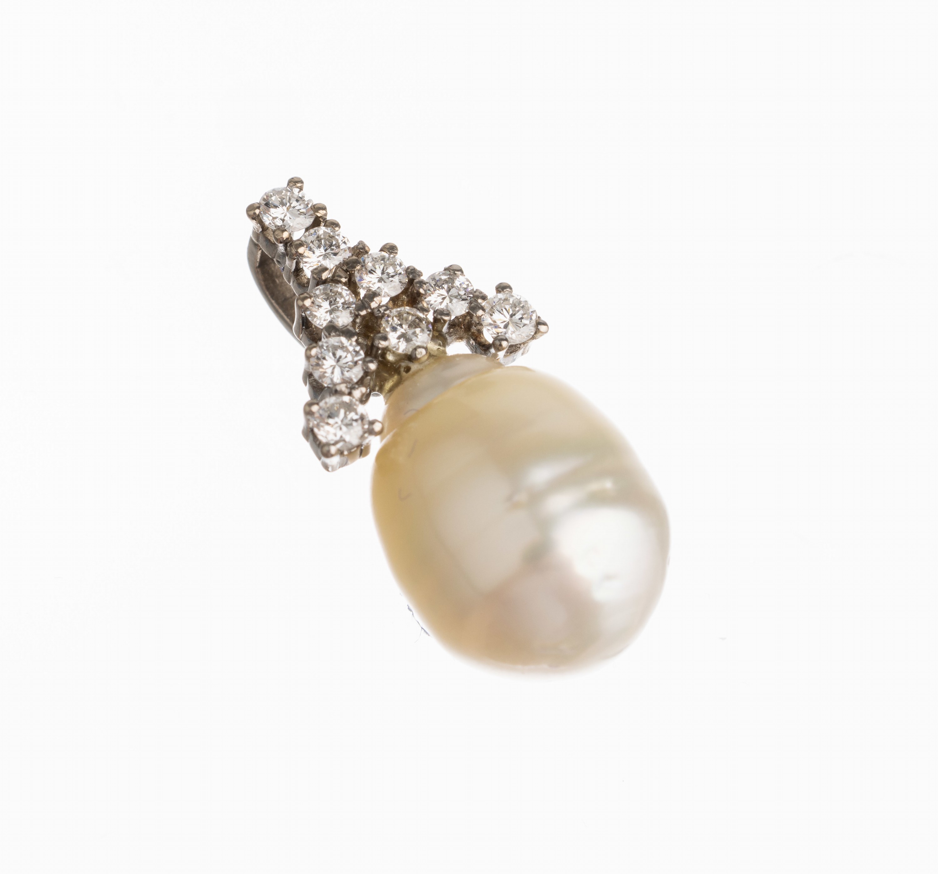 14 kt Gold Südseezuchtperl-Brillant- Anhänger, WG 585/000, barocke Perle D. ca. 9.8 mm, nat. Merkmale, 9 Brillanten zus. ca. 0.25 ct Weiß/si, L. ...