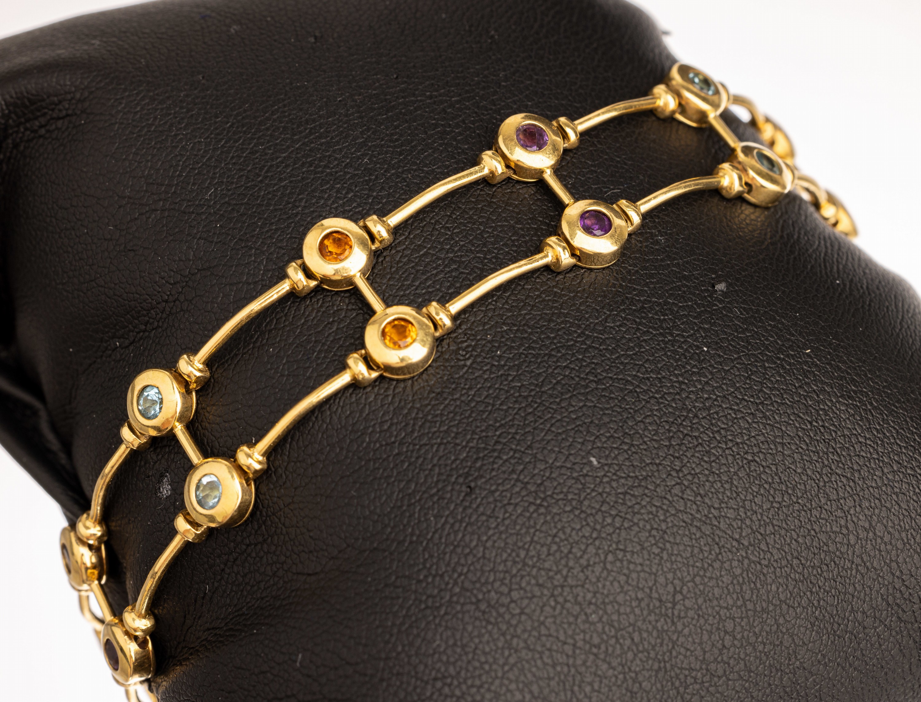 18 kt Gold Farbstein-Armband, GG 750/000, 2-rhg., offen gearbeitet, besetzt mit rund- facett. Amethysten, Topase (beh.) und Citrine zus. ca. 1.50 ...