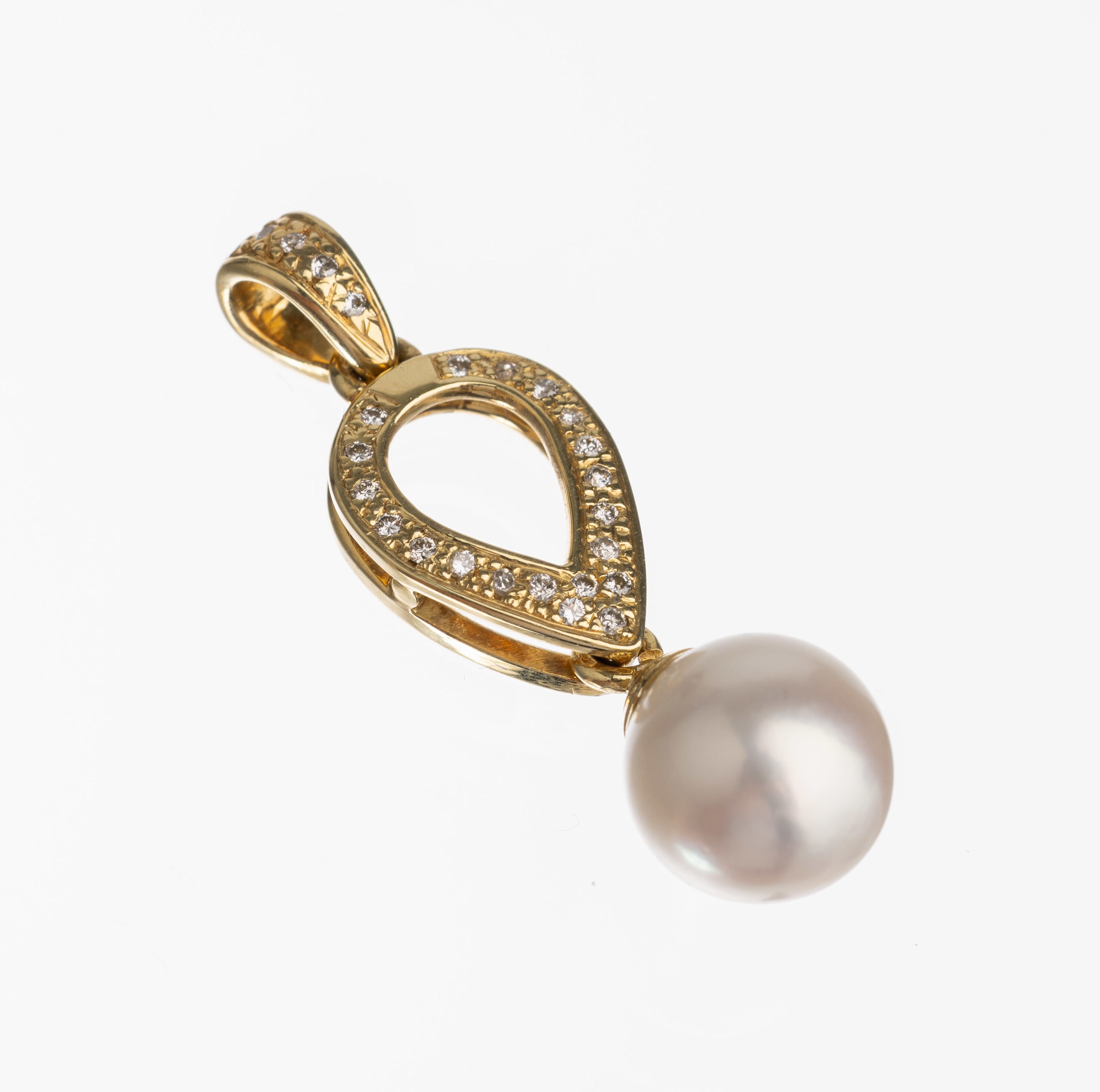 14 kt Gold Akoyazuchtperl Brillant Anhänger, GG 585/000, schönes Lüster, Perl D. ca. 9 mm, 24 Brillanten zus. ca. 0.12 ct Weiß/si, L. ca. 3 cm, ...