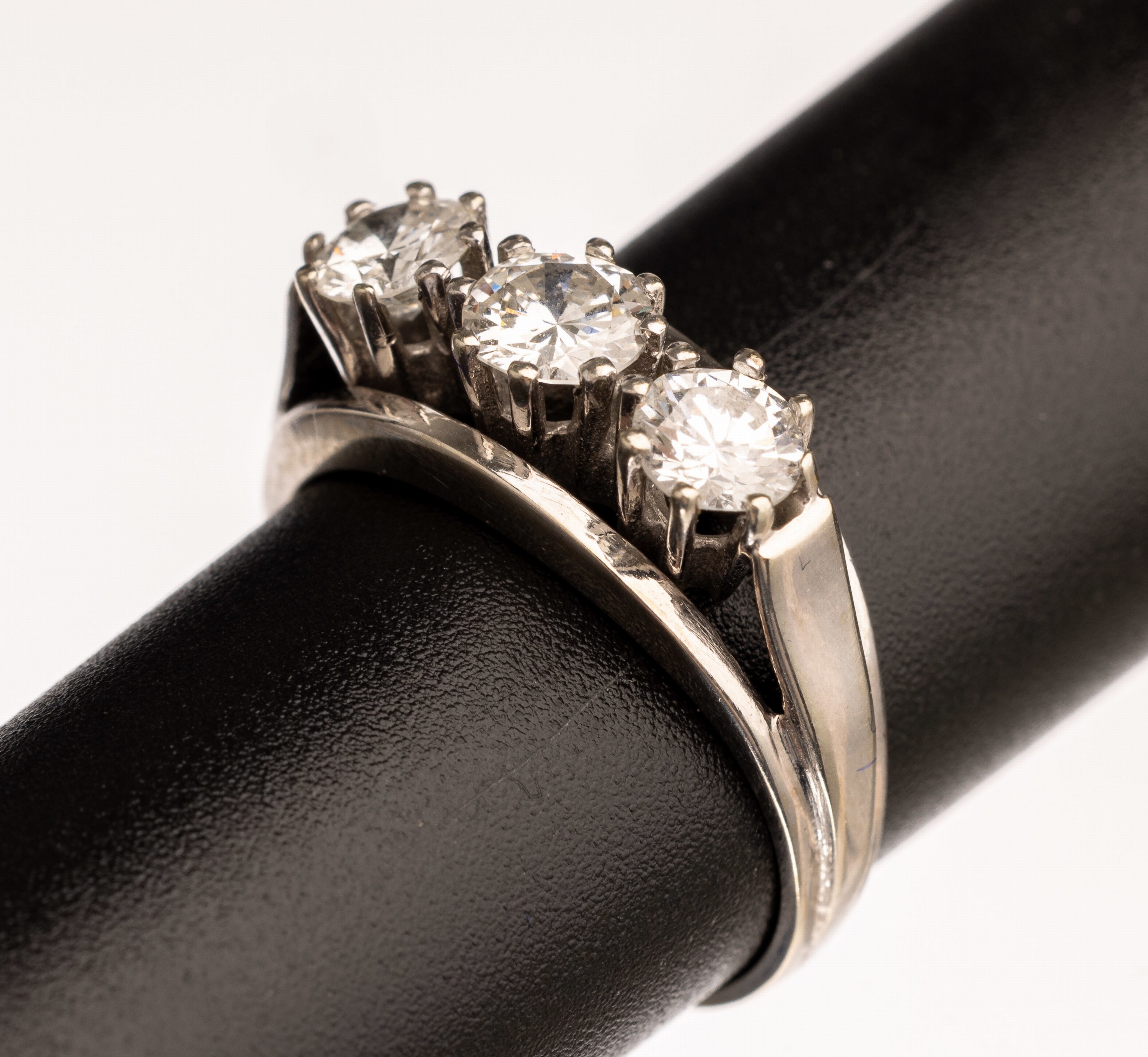 14 kt Gold Brillant-Ring, WG 585/000, 3 Brillanten zus. ca. 1.00 ct Weiß/si, RW 52, ca. 3.6 g