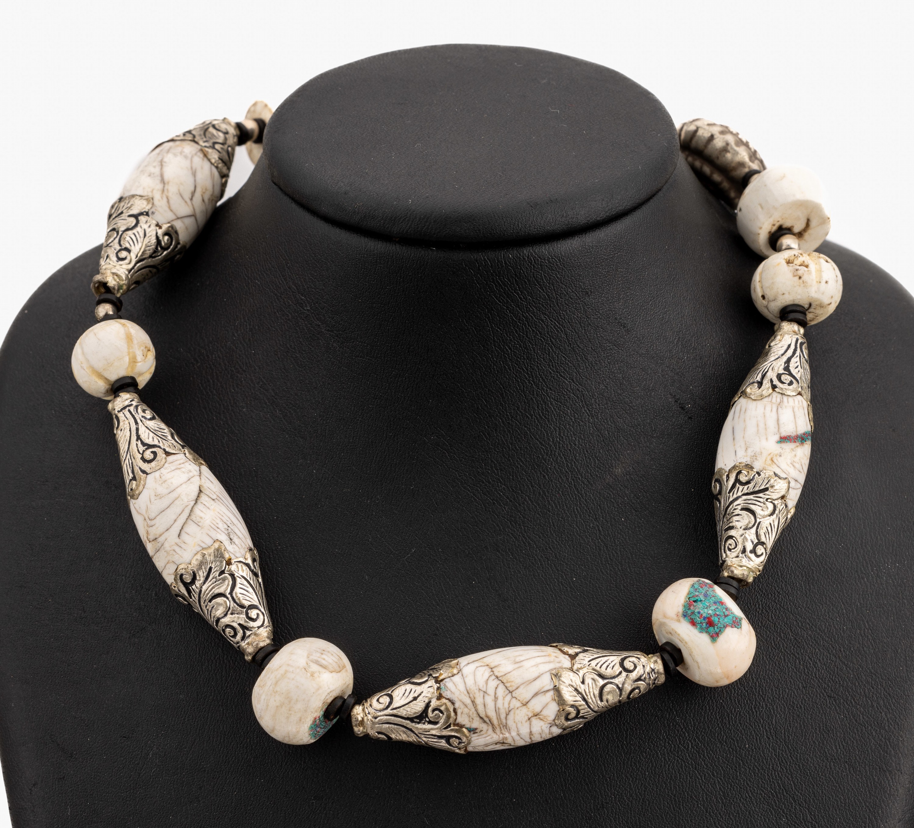 Collier mit Muschel, wohl Indien/Nagaland, geschnitze Muschelelemente, in floral grav. Einfassung, metall, S-Schließe und ein Zwischenelement ...
