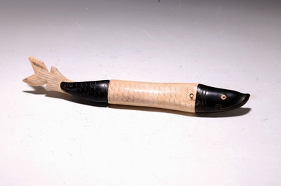 Image Powder bottle in the shape of a fish, Indonesia, 20th century, leg and blackened wood, ...