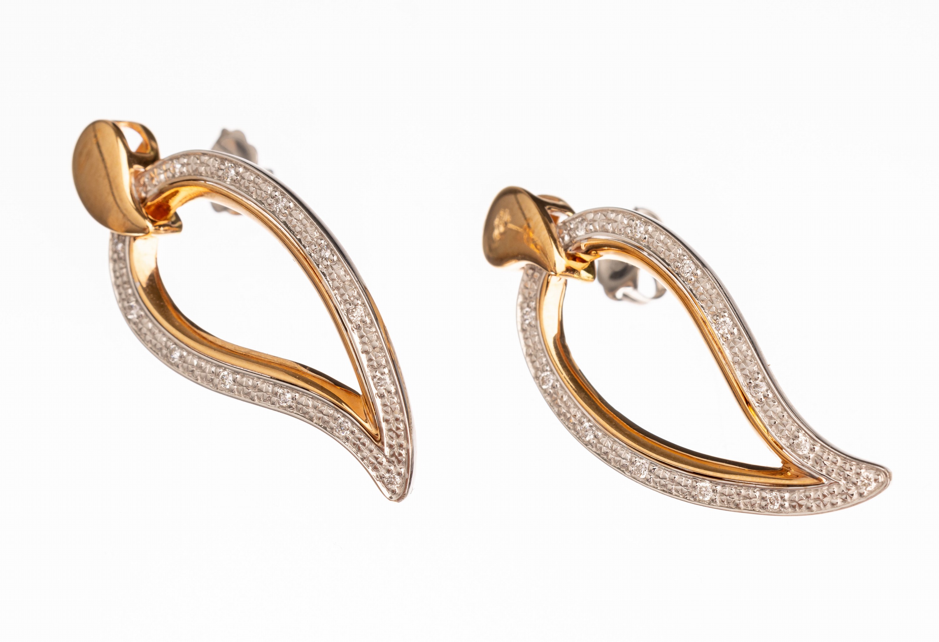 Paar 18 kt Gold Diamant Ohrstecker, WG/RG 750/000, in WG gefasste kl. Diamantbesatz, ca. 5.4 g, L. ca. 3.0 cm