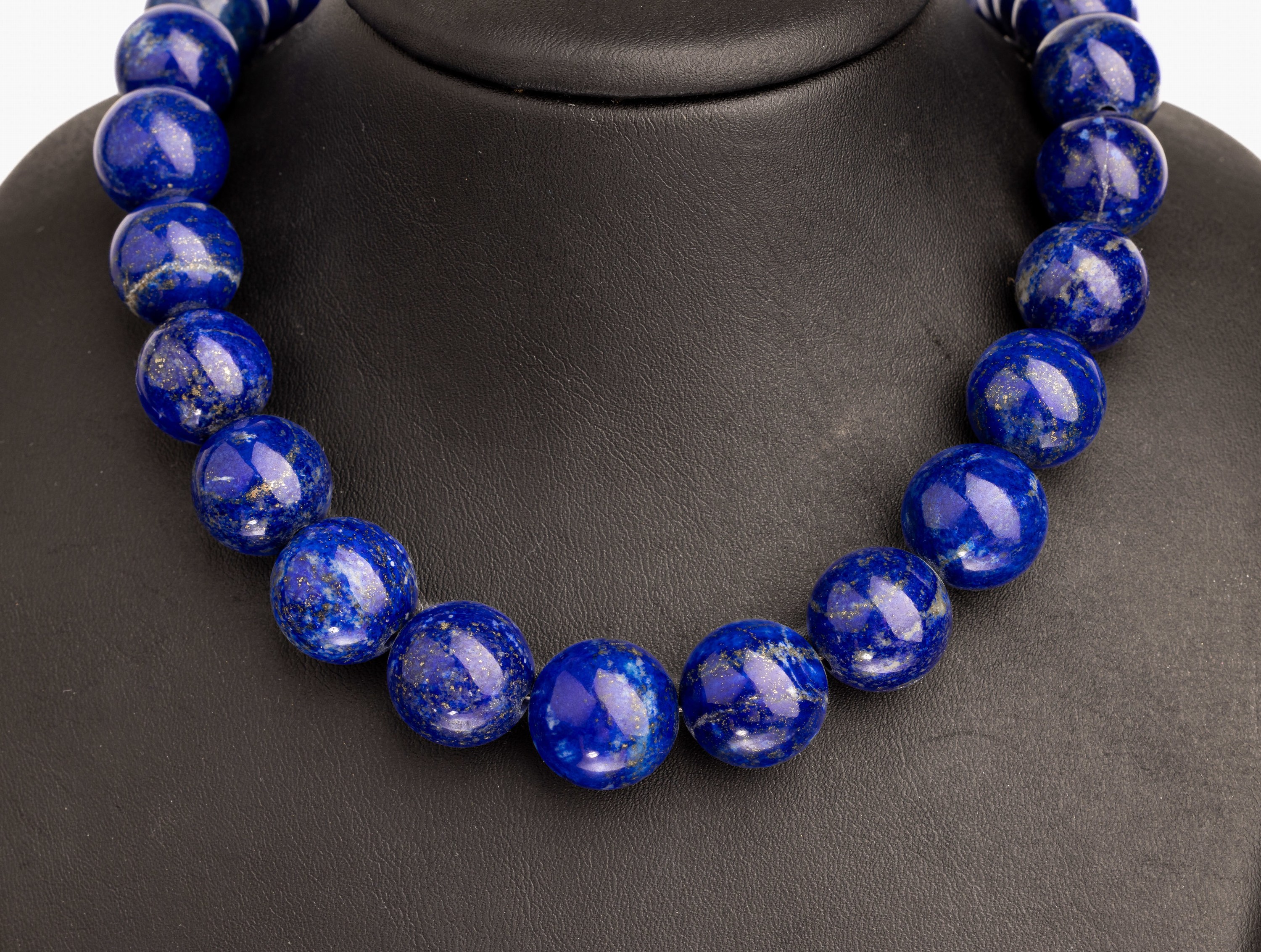Collier aus Lapislazuli, Lapiskugeln im Verlauf D. ca. 13 - 17 mm, L. ca. 49 cm, S-Schließe Silber vergoldet