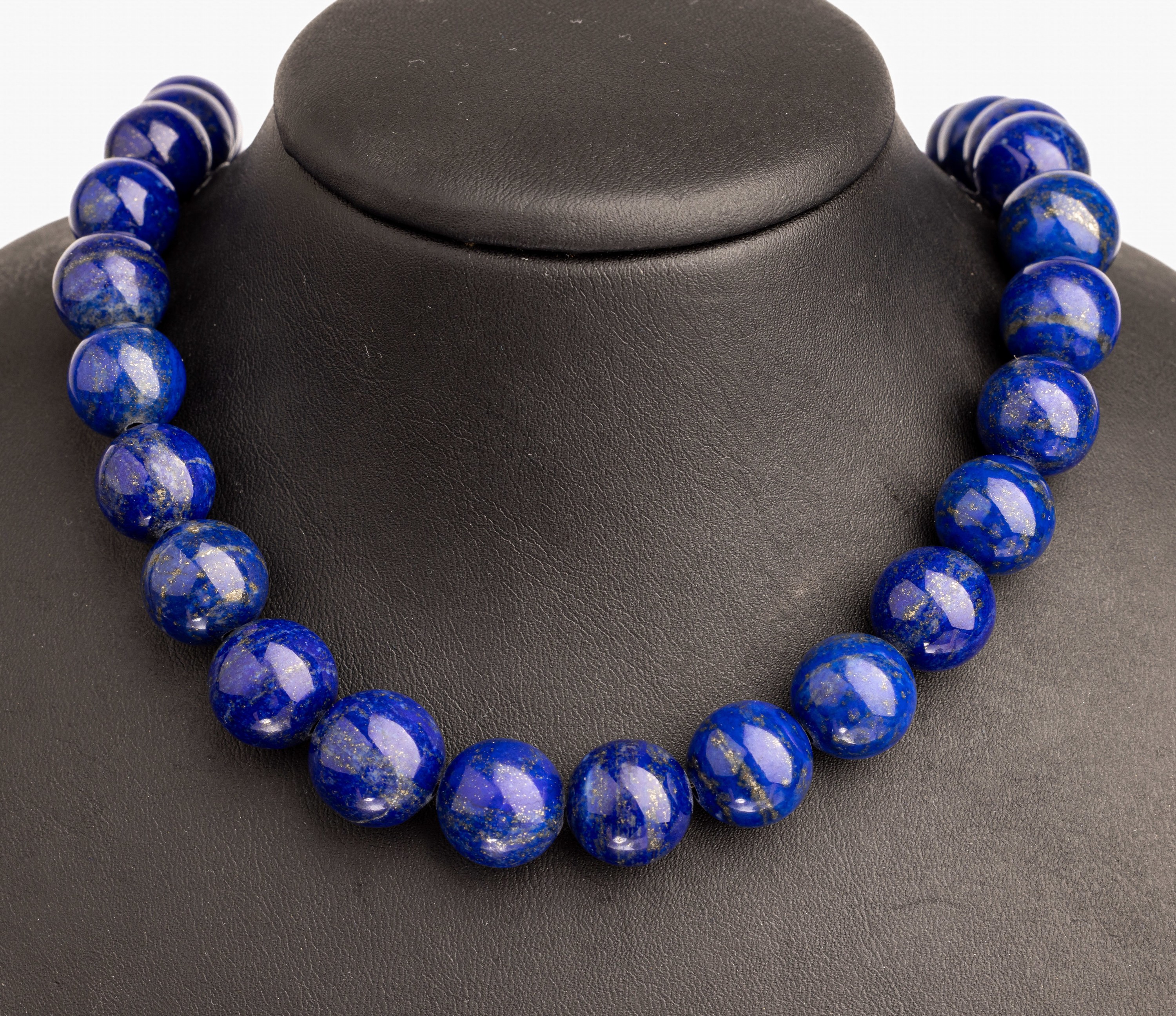 Collier aus Lapislazuli, Lapiskugeln D. ca.12-16 mm, S-Schließe Silber vergoldet, L. ca. 48.5 cm