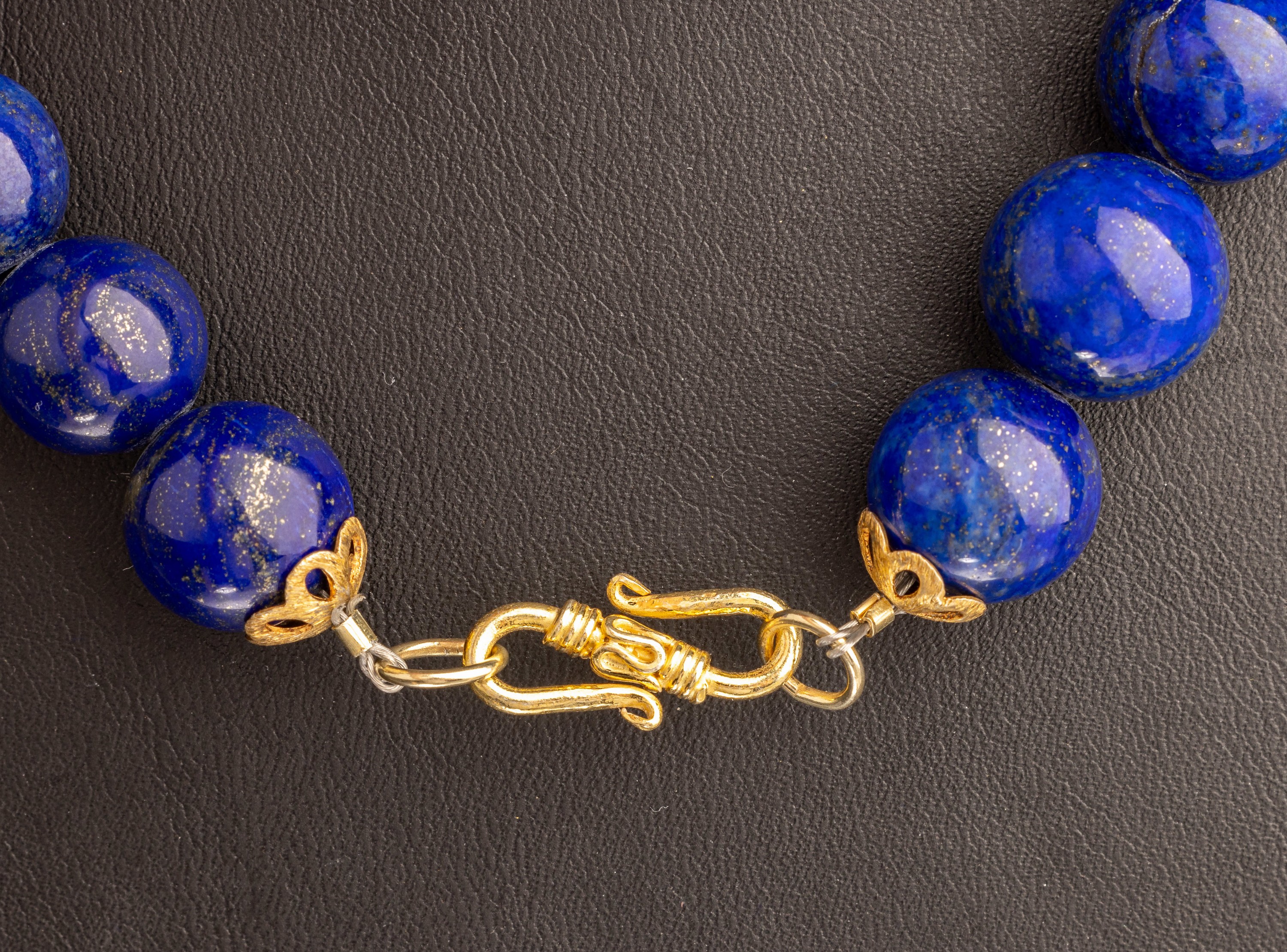 Detail a: Collier aus Lapislazuli, Lapiskugeln D. ca.12-16 mm, S-Schließe Silber vergoldet, L. ca. 48.5 cm