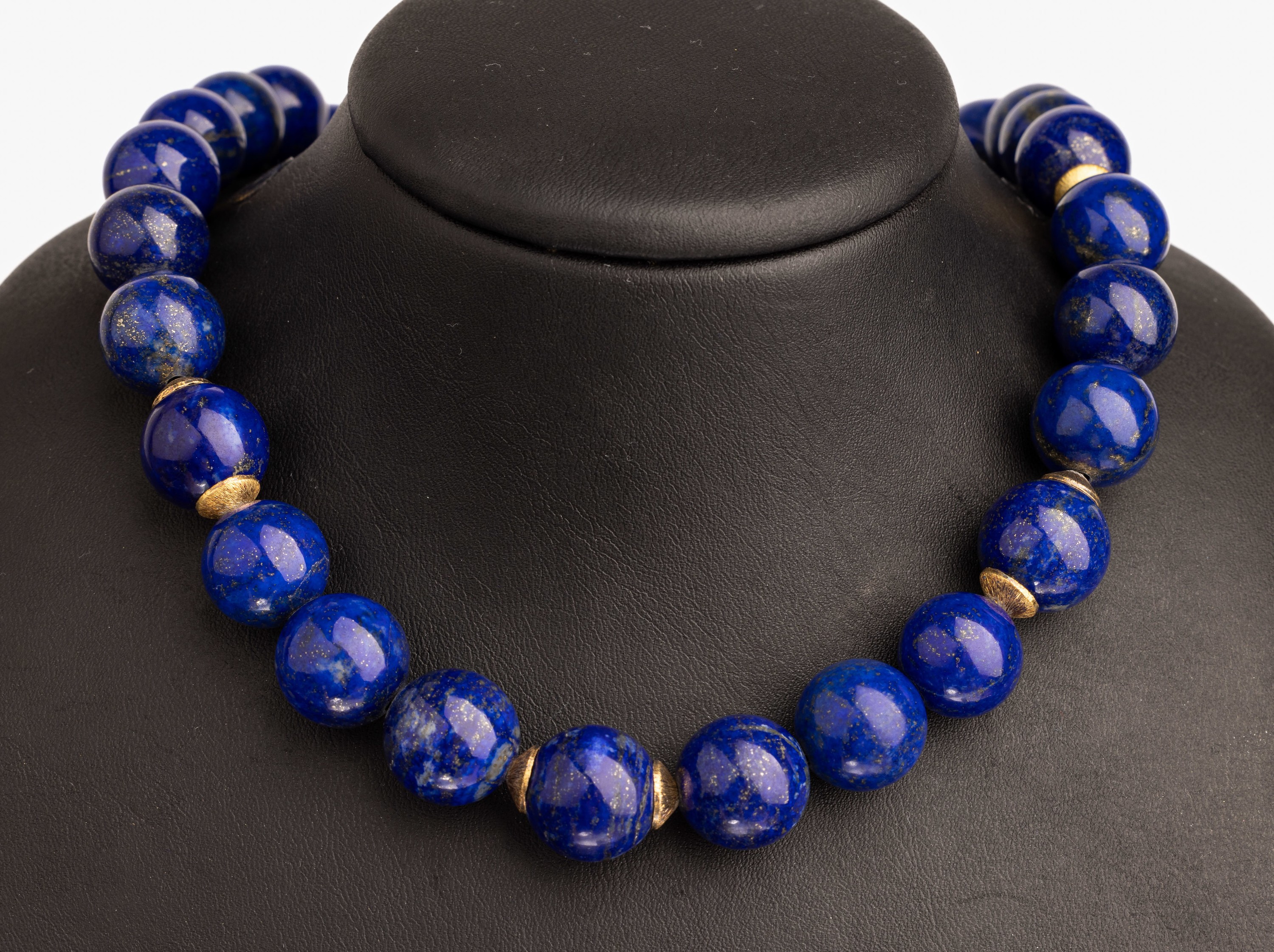 Collier aus Lapislazuli, Lapiskugeln D. ca.14-16 mm, S-Schließe und Zwischenglieder Silber vergoldet, L. ca. 46 cm