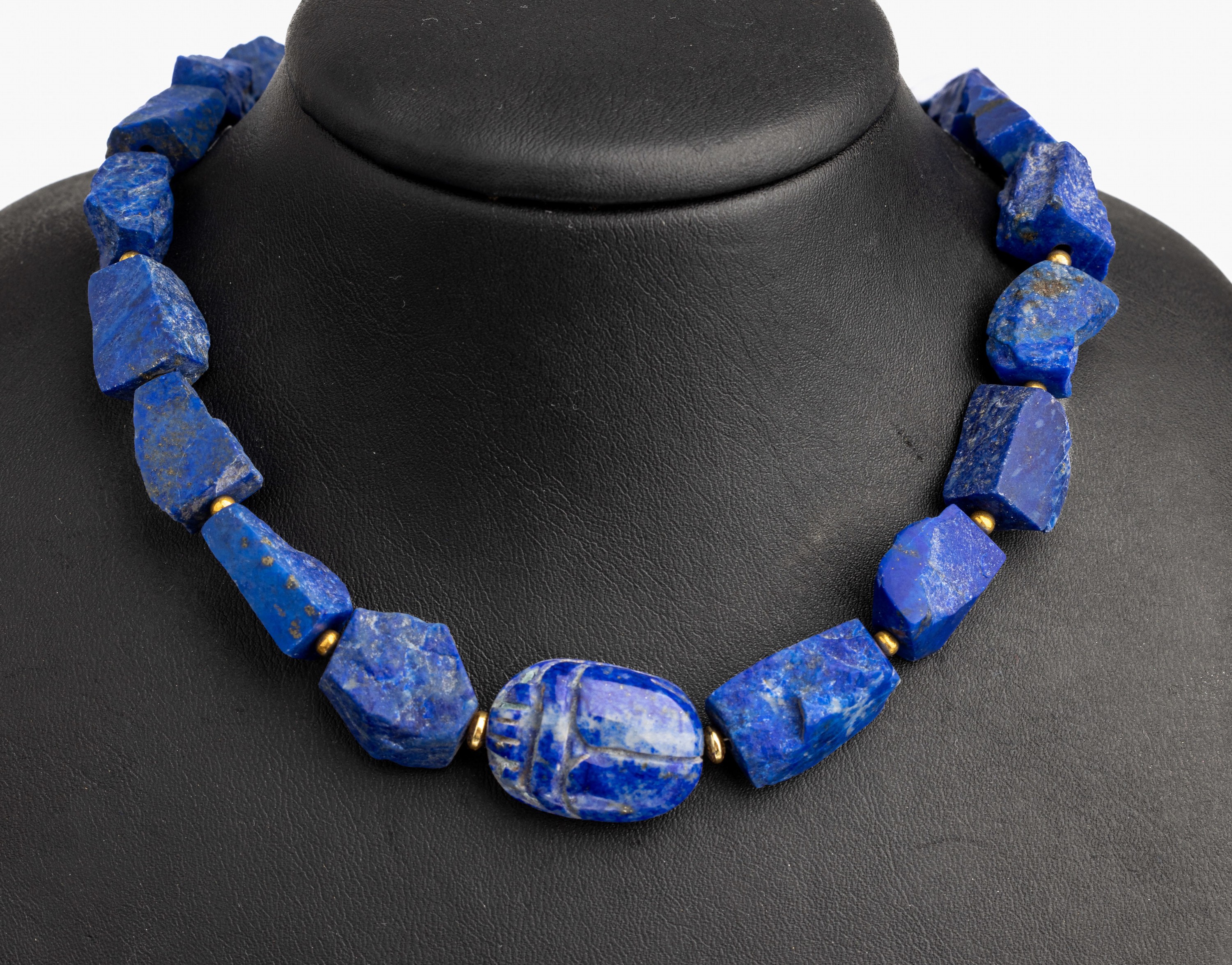 Collier aus Lapislazuli, mittig mit geschnittenem Lapis Skarabäus, Kettenglieder aus Lapis Rohstein, Karabinerschließe und Zwischenteile Silber ...