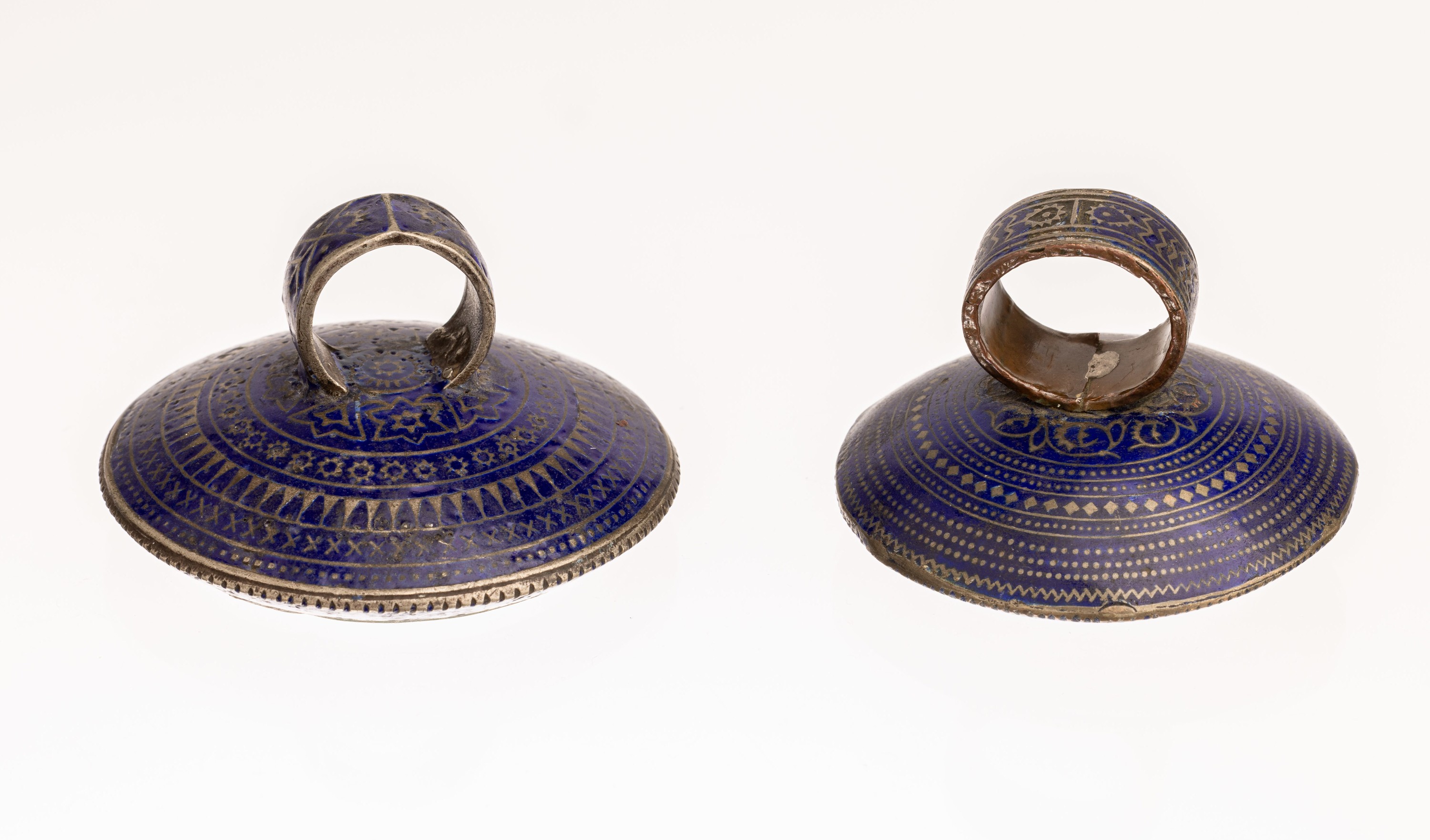 Ring Set, Multan, mit Email und Lapislazuli, um 1900, Silber bzw. Kupfer, 1 x mit Lapislazulieinlage, 1 x mit Spiegeleinlage, z.T. besch., D. ...