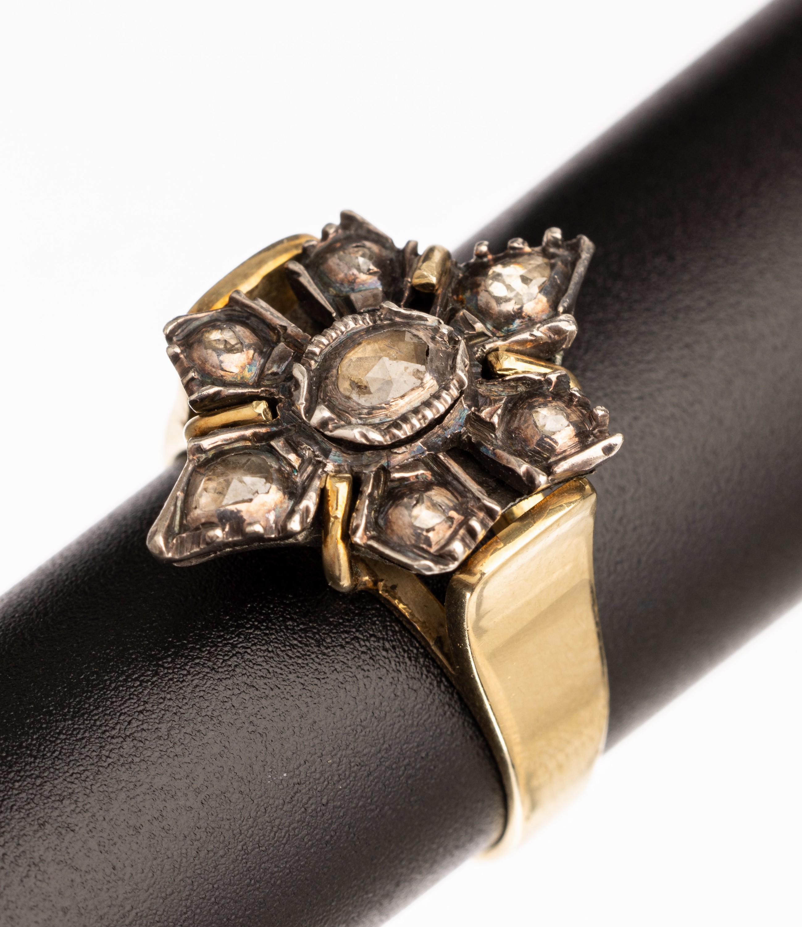 14 kt Gold Diamant-Ring, deutsch um 1860, GG 585/000, sternförmiger Ringkopf Silber, bes. mit Diamantrosen, Ringschiene erneuert, RW 59, ca. 8.6 g