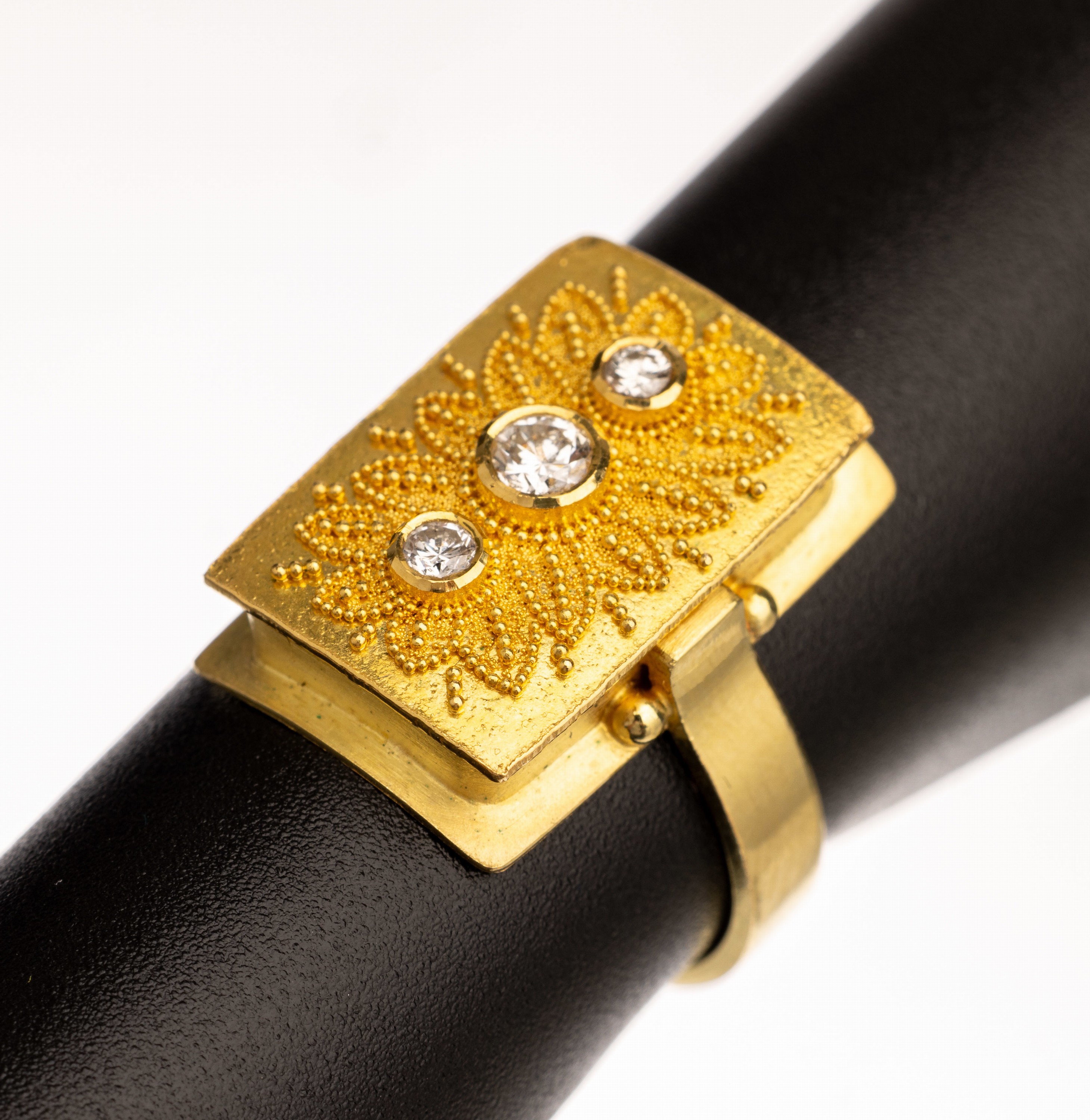18 kt Gold Brillant-Granulatring, GG 750/ 000, 1950er Jahre, fein florale Granulatarbeitmittig 3 Brillanten zus. ca. 0.22 ct (grav.) Weiß/si-p, ...