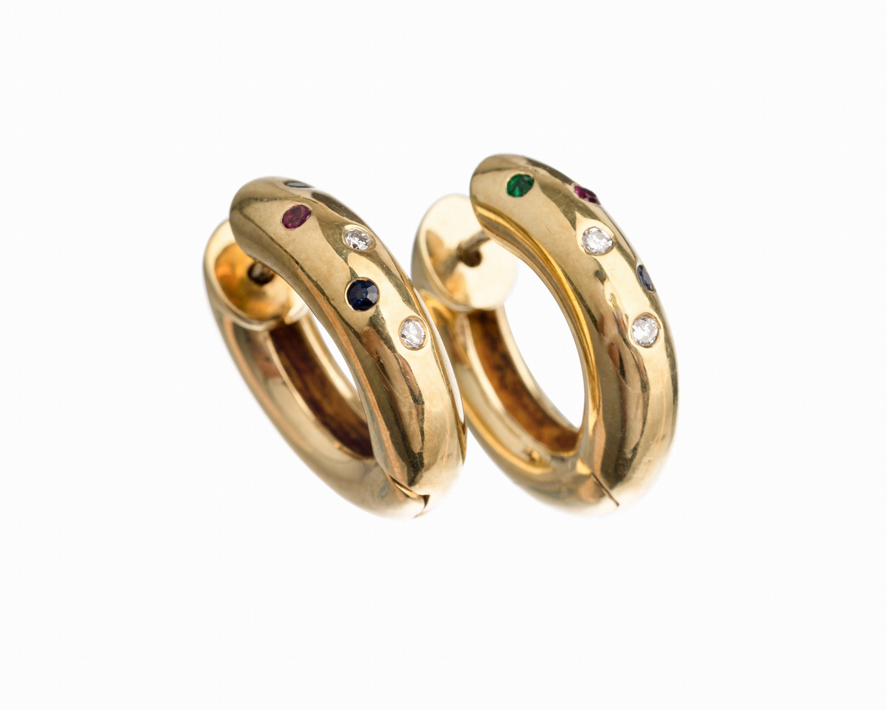 Paar 14 kt Gold Farbstein Brillant Ohrcreolen , GG 585/000, insgesamt 4 Brillanten, 2 rundfacett. Saphire, Rubine und Smaragde, D. ca. 1.5 cm, ca. ...