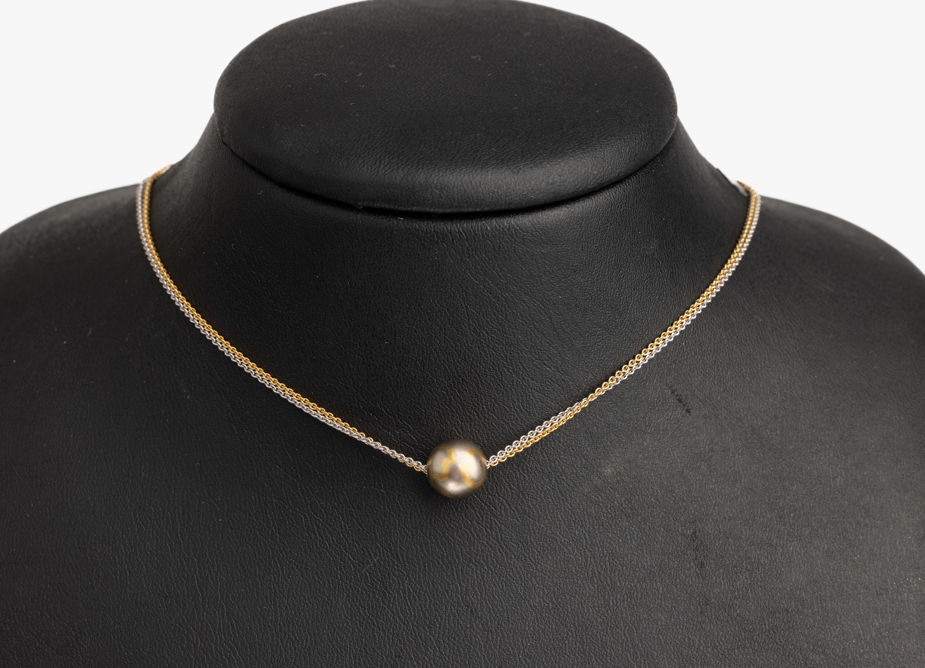 18 kt Gold Kugel-Collier, ca. 5.8 g, GG/WG 750/ 000, Kugelanhänger mit ausgefallenem Muster, D. ca. 9.1 mm, Collier 2-rhg., Feder -ringschließe, ...
