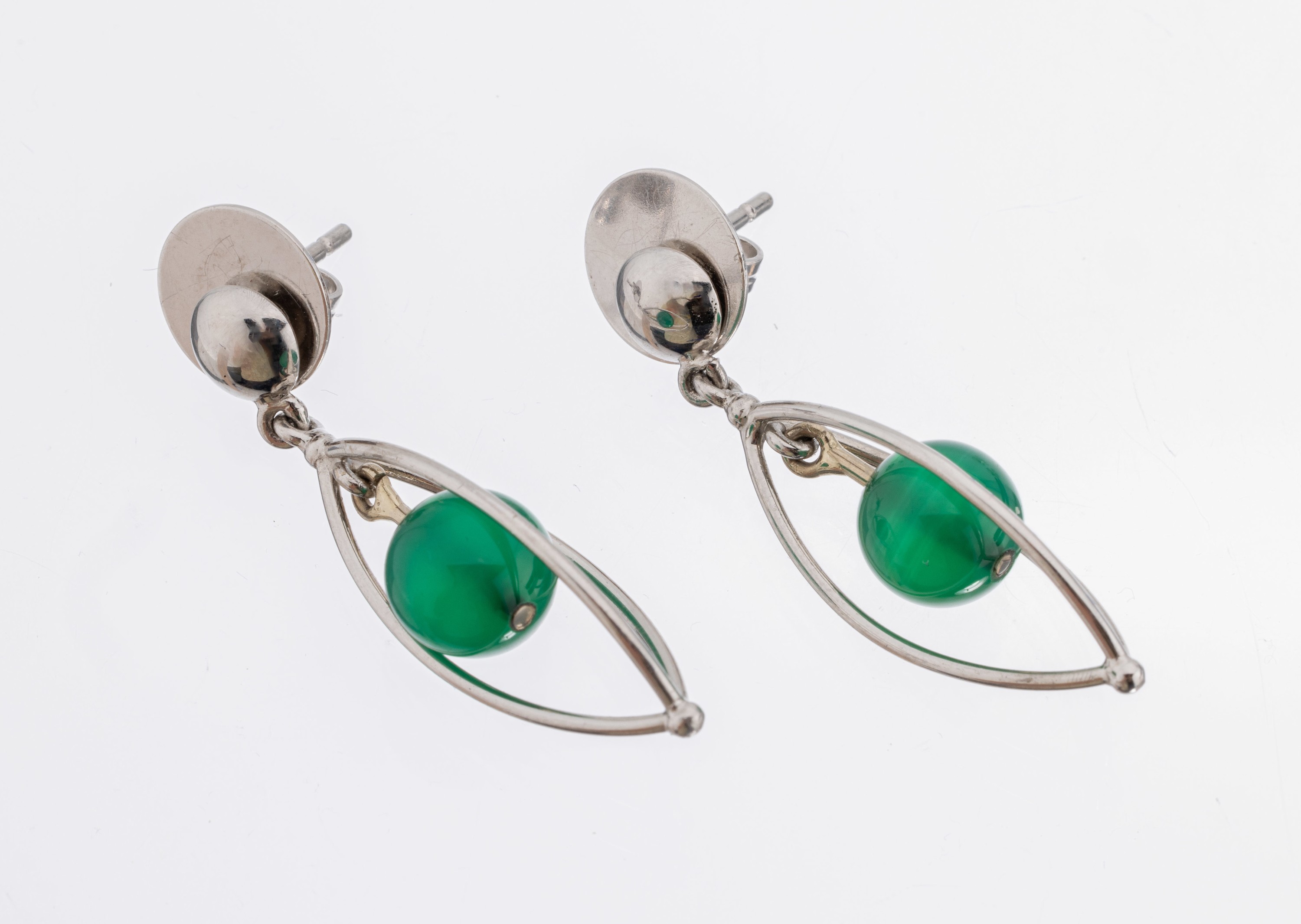 Paar 14 kt Gold Chrysopras-Ohrgehänge, WG 585/000, bewegl. Abhängung mit jeweils einer Chrysopraskugel, L. ca. 3.5 cm, ca. 6.4 g, 1 Brisur defekt