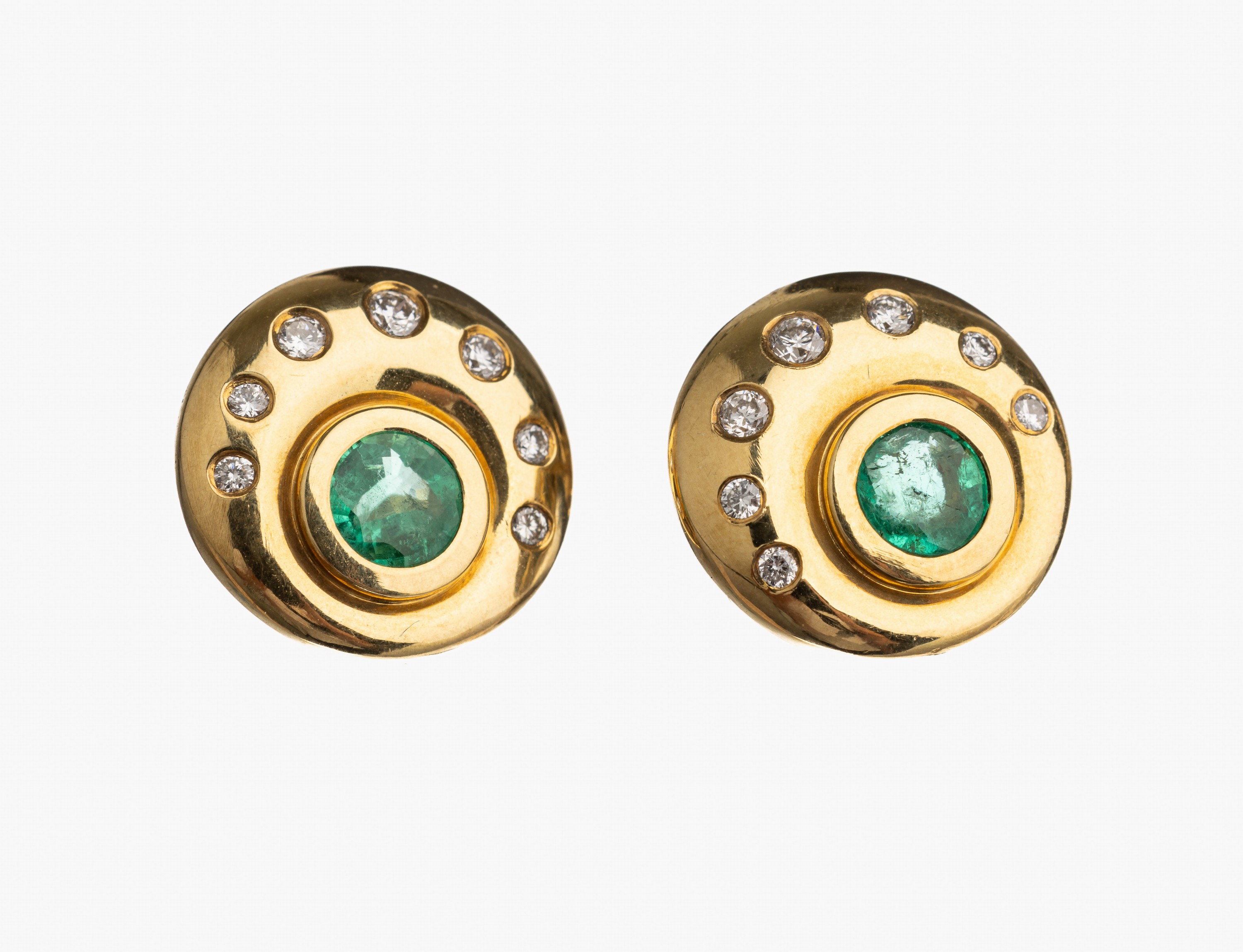 Paar 14 kt Gold Smaragd Brillant Ohrstecker, GG 585/000, 2 rundfacett. Smaragde zus. ca.0.80 ct, 14 Brillanten zus. ca. 0.12 ct Weiß/ si, D. ca. ...