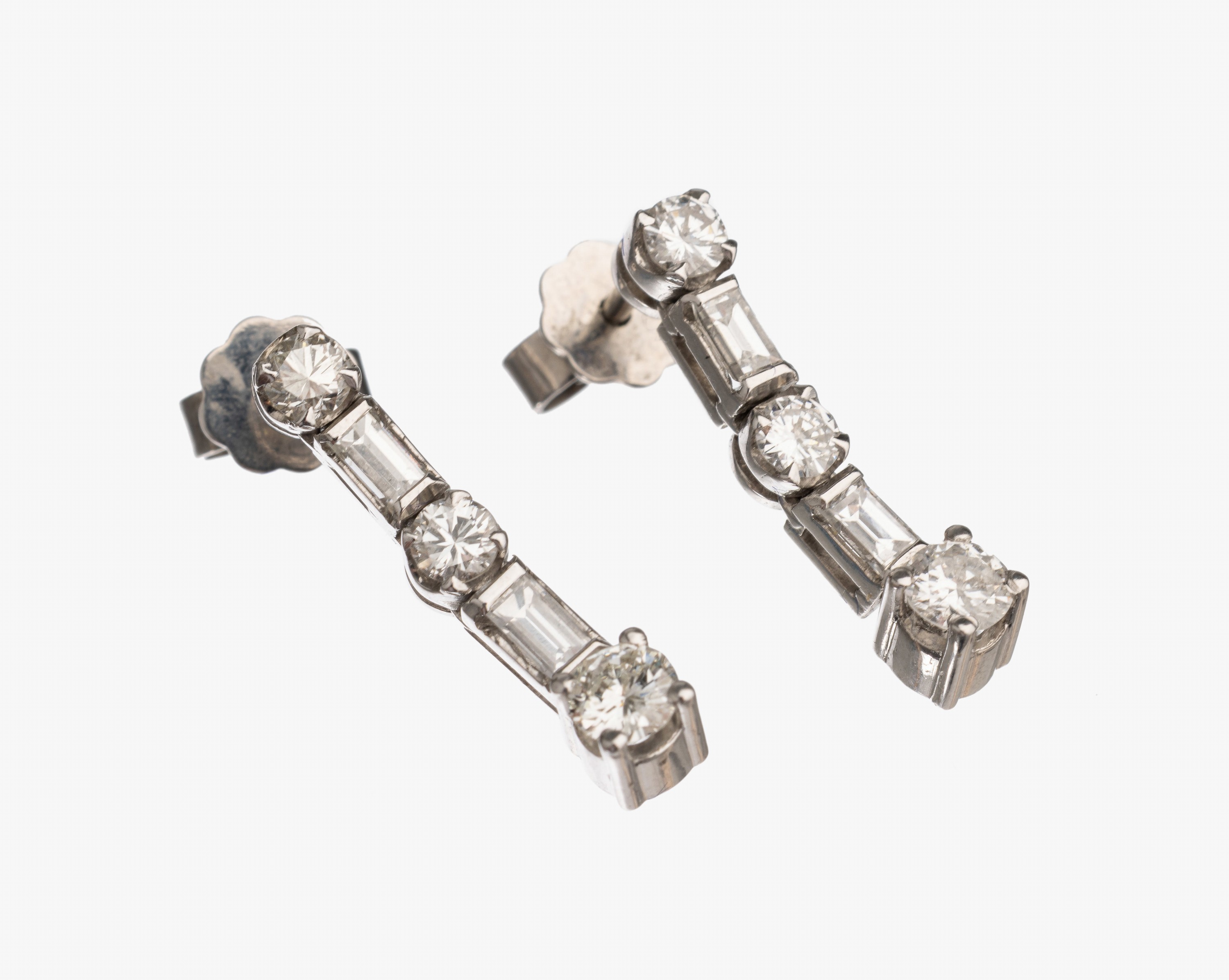 Paar 14 kt Gold Diamant Ohrstecker, WG 585/000, jeweils 3 Brillanten zus. ca. 0.82 ct feines Weiß-Weiß/vs, jeweils 2 Diamant- baguettes zus. ca. ...