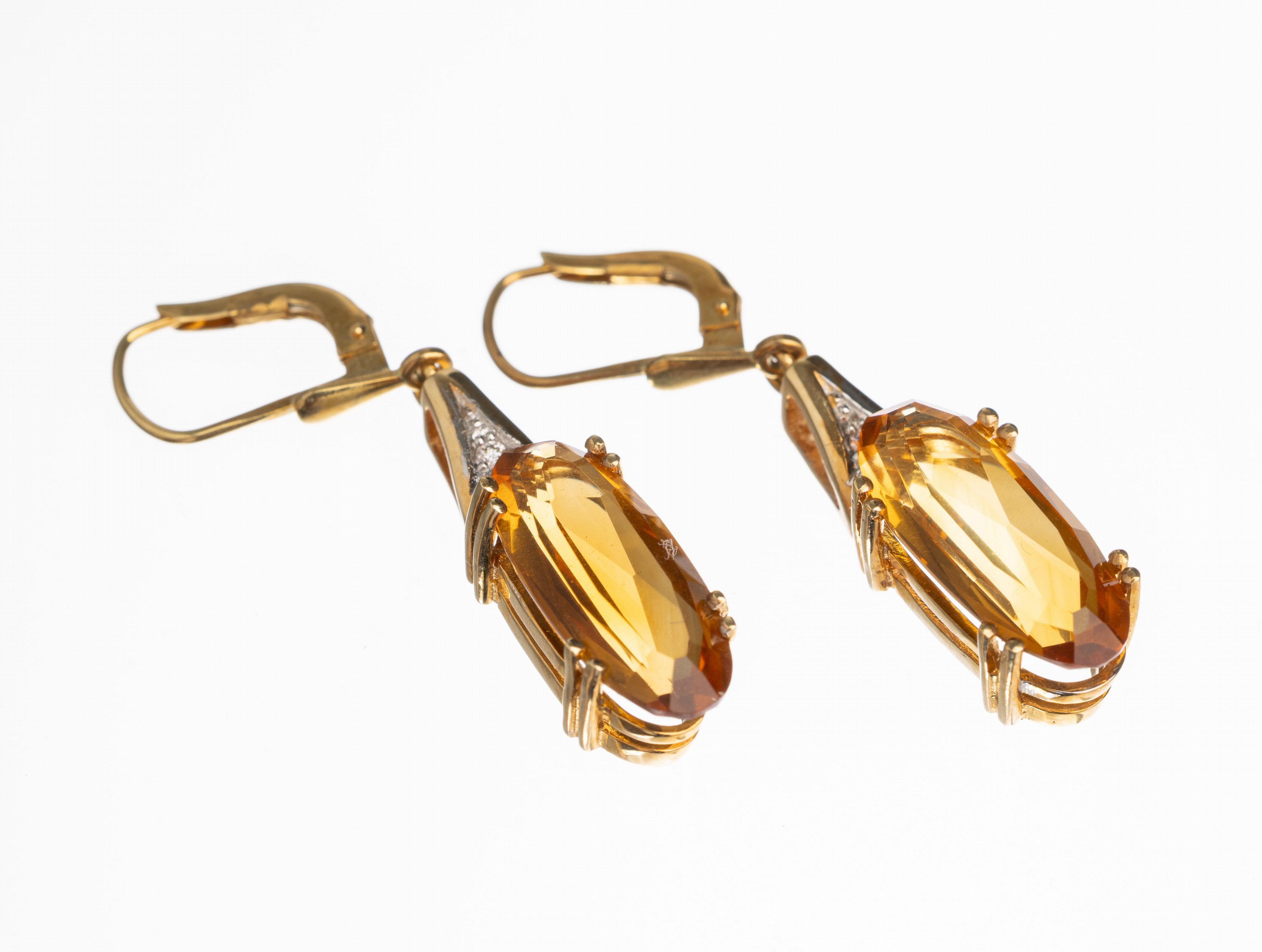 Paar 14 kt Gold Citrin Brillant Ohrgehänge, GG/WG 585/000, Abhängung bewegl., jeweils 1 kl. Brillant in WG gefasst zus. ca. 0.02 ct Weiß/si, 2 ...